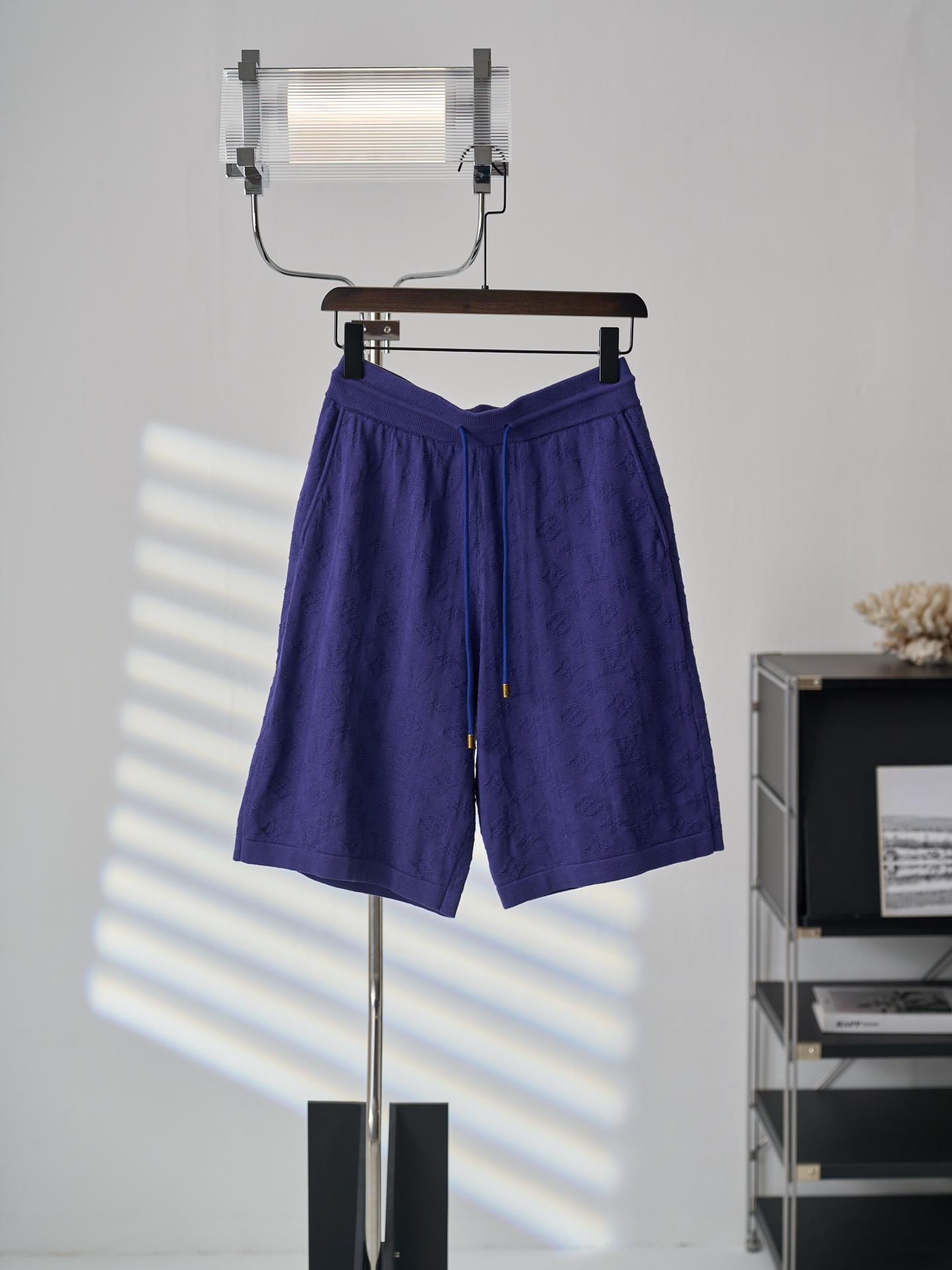 P200 [Fotos reales] LV/Louis Vuitton: pantalones cortos de punto con letras en relieve y patrón oscuro de color azul pú…