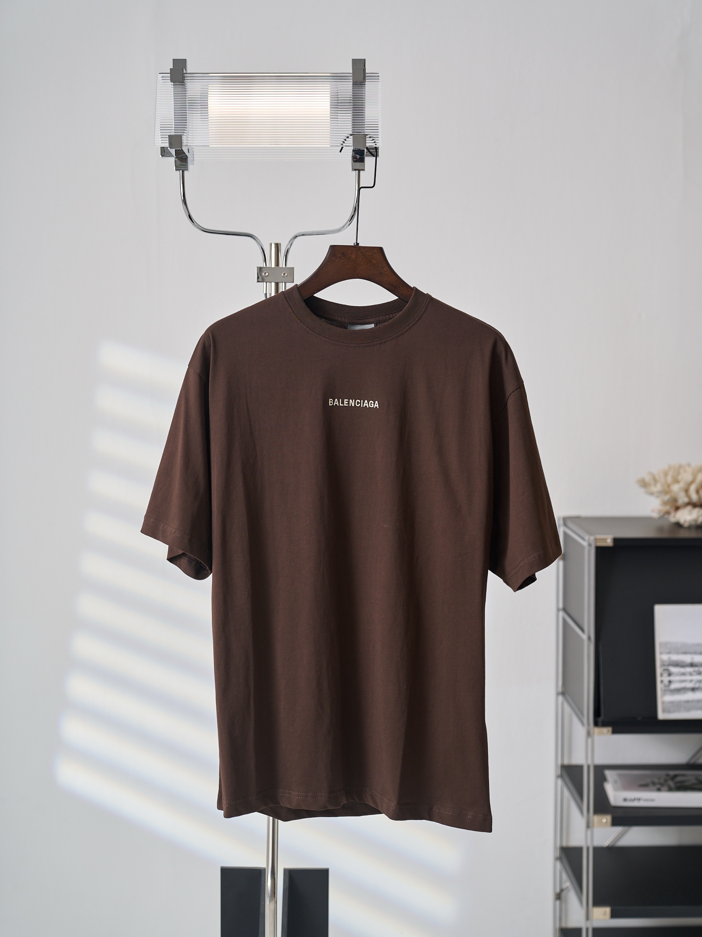 P125 [Listado físico] Camiseta de manga corta con cuello redondo y letras clásicas bordadas de Balenciaga/Balenciaga en…