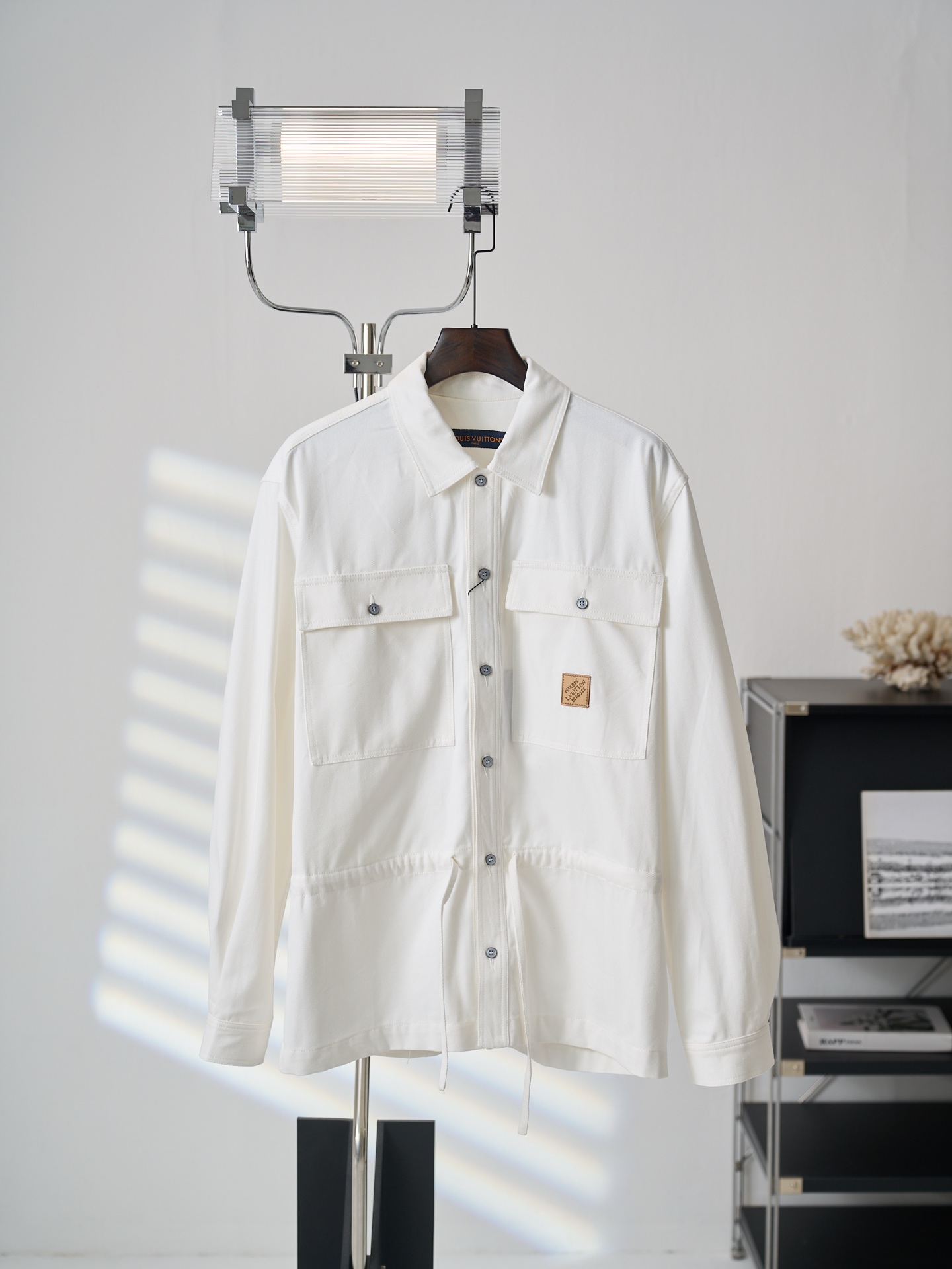 P205 [Fotografía del artículo real] LV/Louis Vuitton Chaqueta camisera de mezclilla con cordón y etiqueta de cuero (ver…
