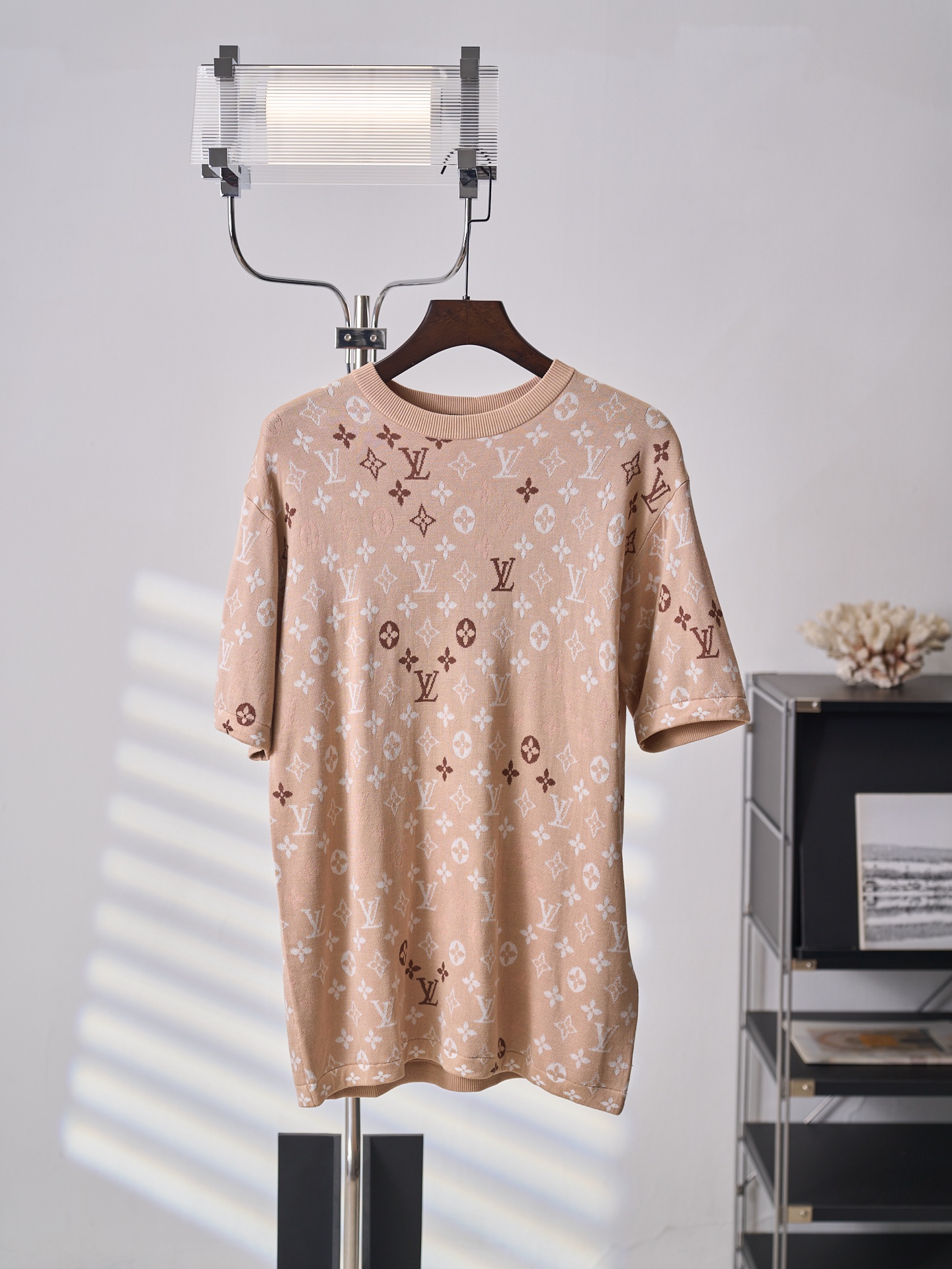 P225 [Fotografía del artículo real] Suéter de manga corta de punto con estampado de monograma de dos tonos [En stock] S…