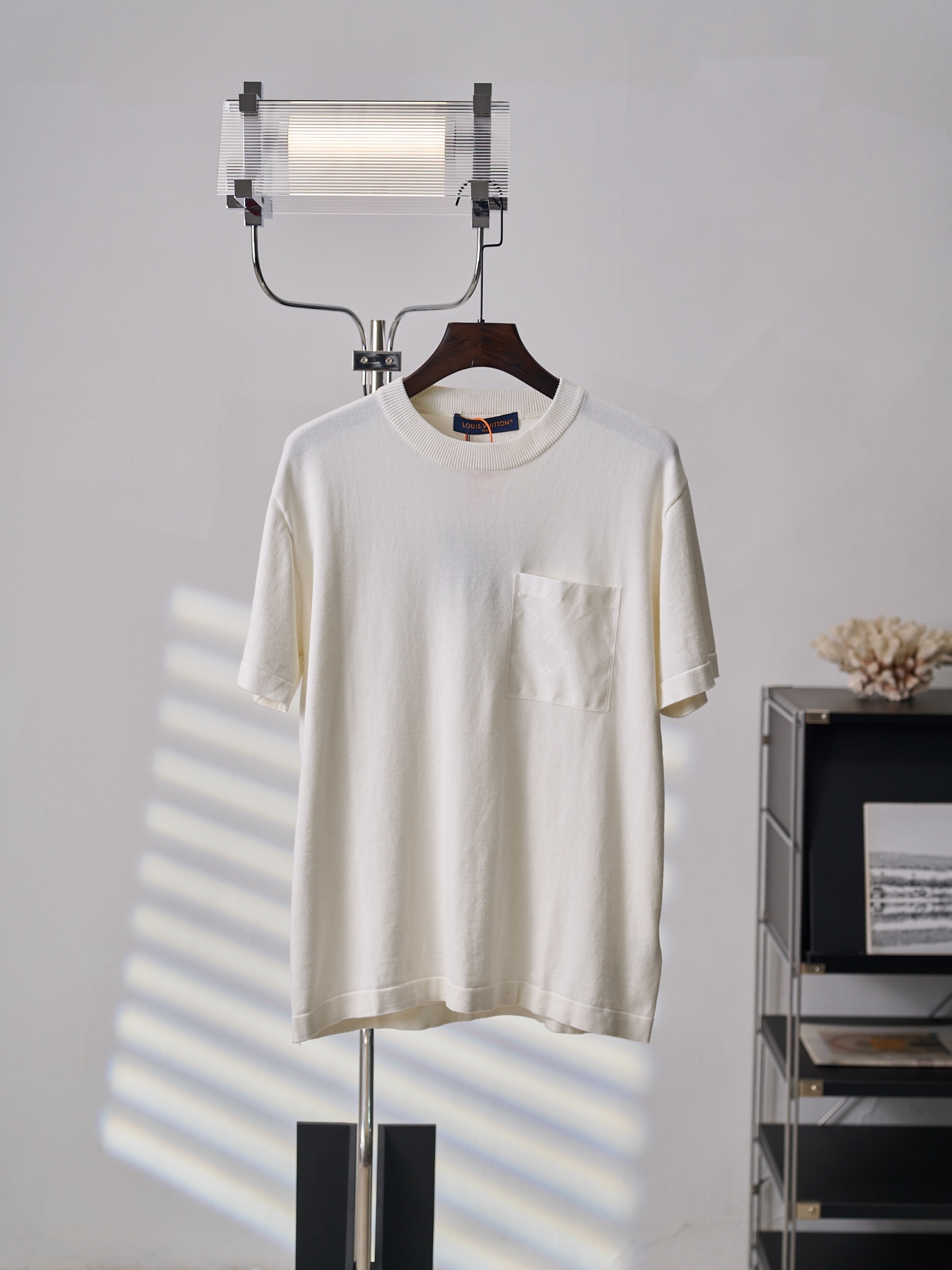 P125 [Fotografía del artículo real] LV/Louis Vuitton Camiseta de punto de cuello redondo con bolsillo de etiqueta [En s…