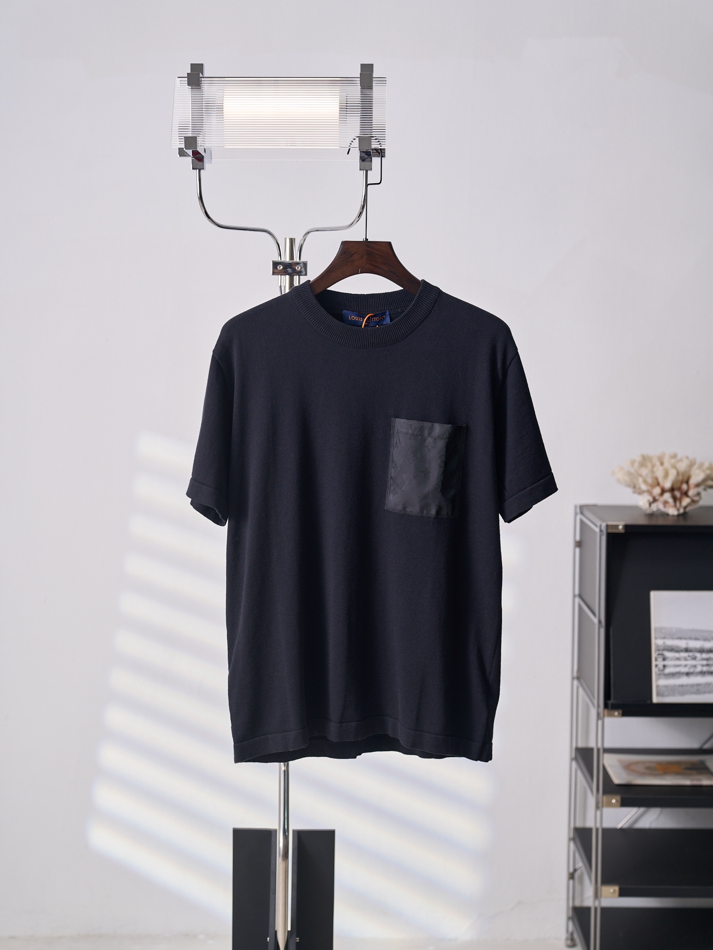 P125 [Fotografía del artículo real] LV/Louis Vuitton Camiseta de punto de cuello redondo con bolsillo de etiqueta [En s…