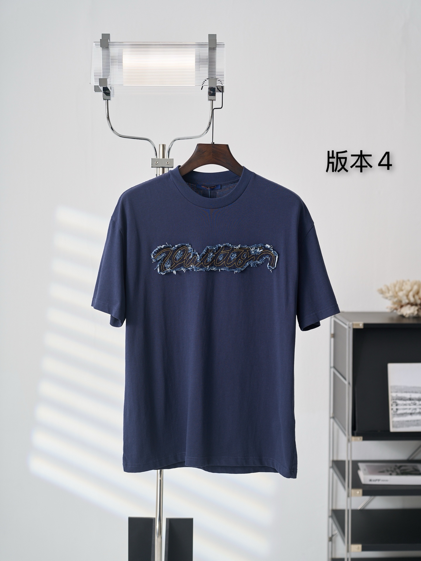P110 [Fotografía del artículo real] Lv/Louis Vuitton Camiseta de algodón de cuello redondo con parches bordados de vaqu…