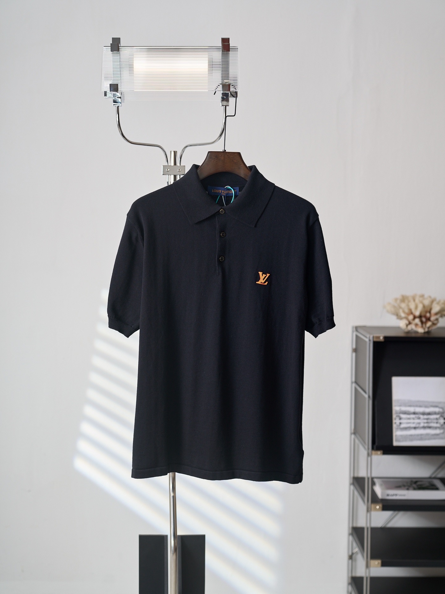 P160 【实物挂拍】LV/路易威登 徽标纽扣标识针织polo马球衫(版本2） 【现货】S M L XL 正品9350购入开发，40支100%全棉精梳棉，采用德国进口机（SOTO）14针织机，模版刺绣，毛料酵洗，定制1：1皮标，定制1：1…