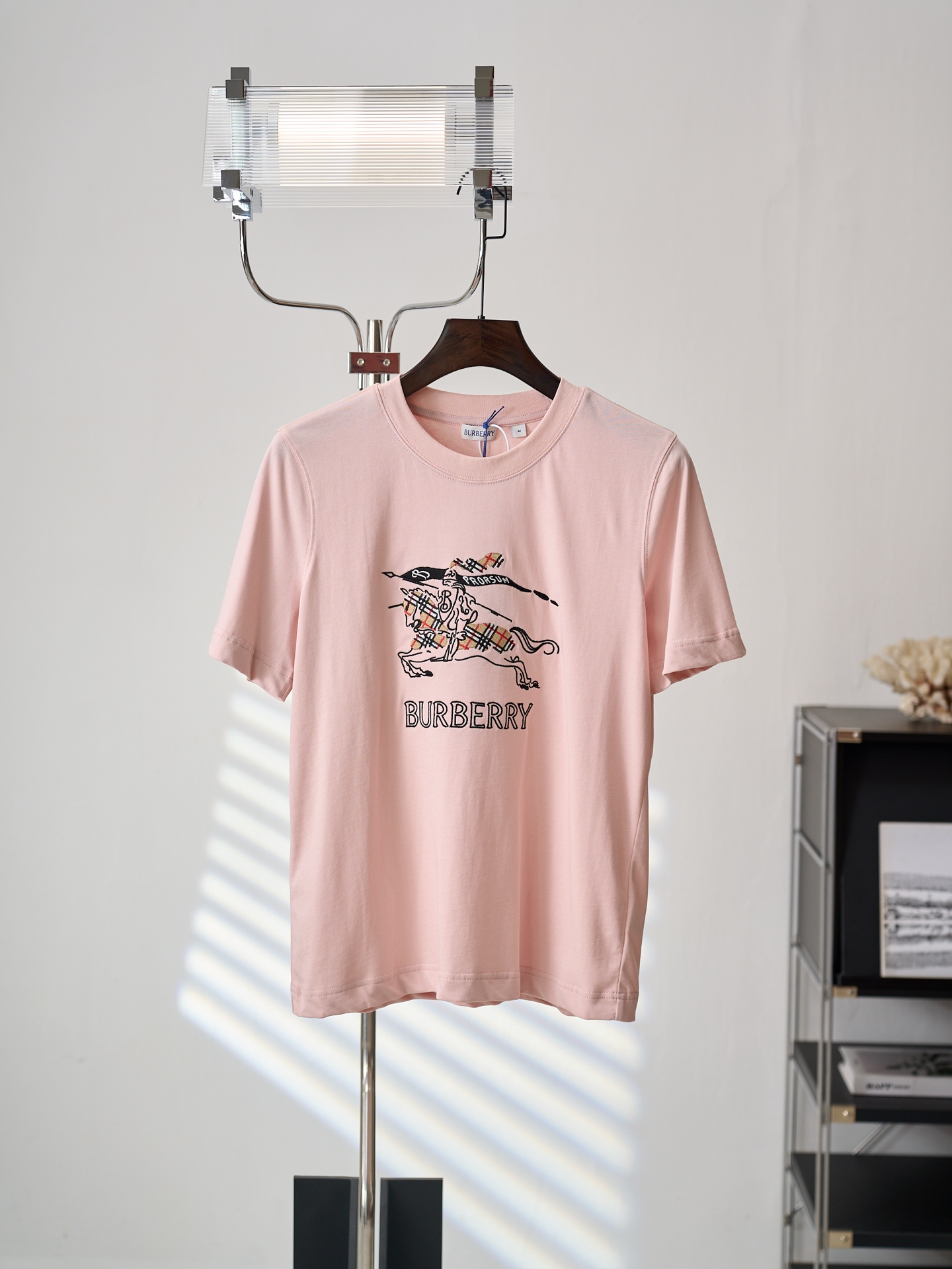 @ 130 [subasta colgante real] Camiseta de manga corta con cuello redondo bordado con el logo del caballero boceto de Bu…