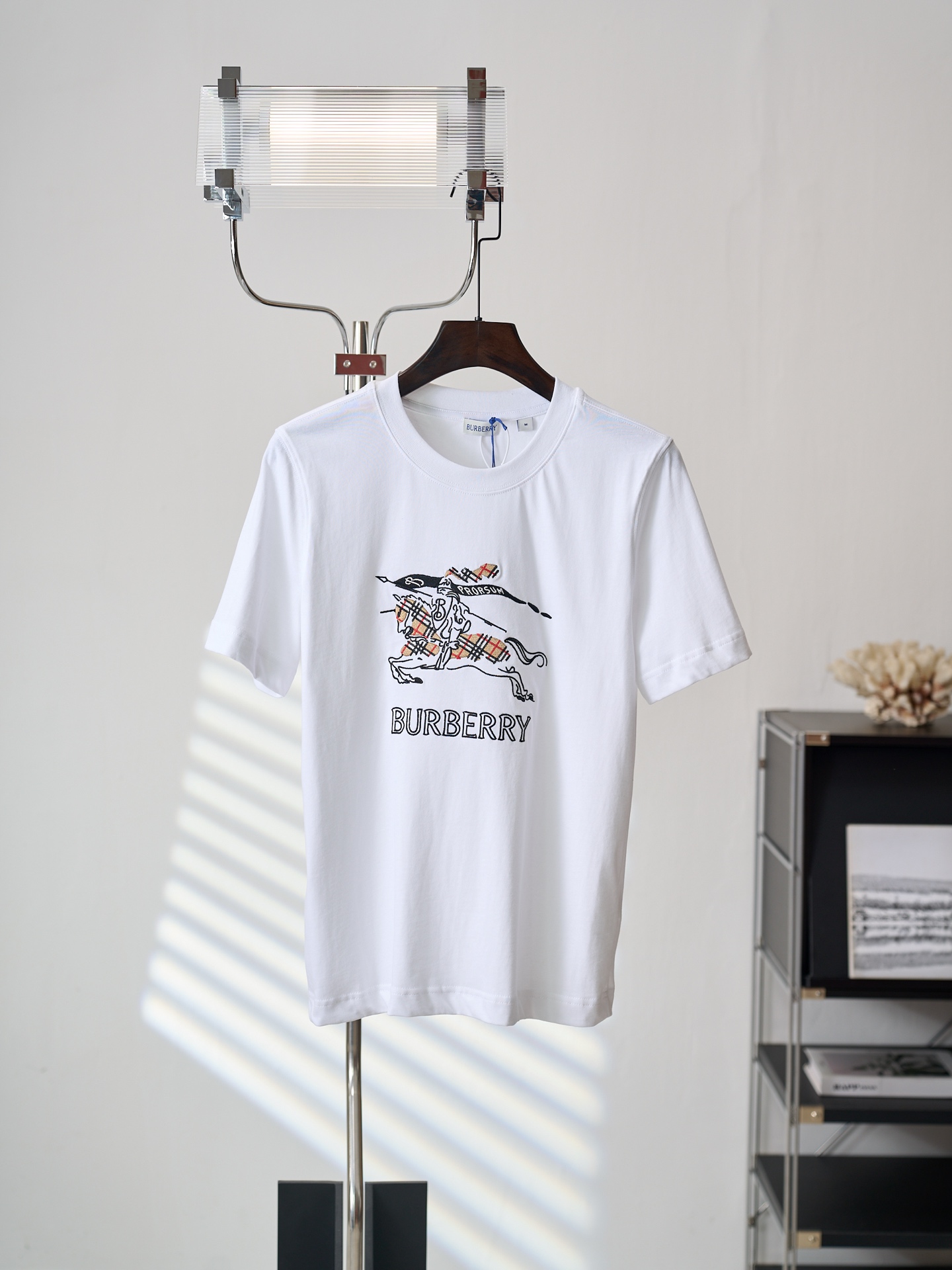 @ 130 [subasta colgante real] Camiseta de manga corta con cuello redondo bordado con el logo del caballero boceto de Bu…