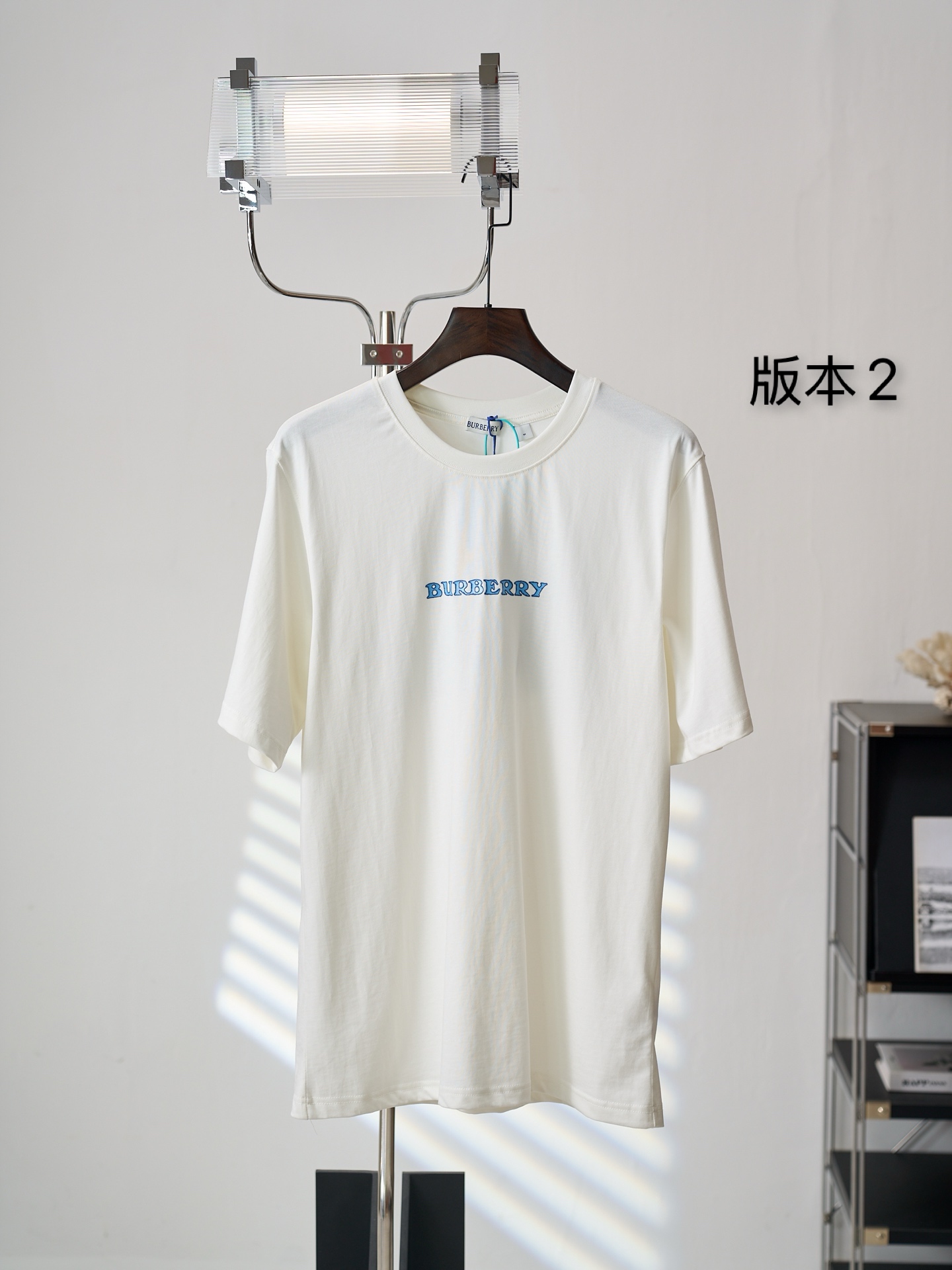 P110 [Subasta real] Camiseta de manga corta con cuello redondo estampada con el logo de BURBERRY Blue Knight War Horse …