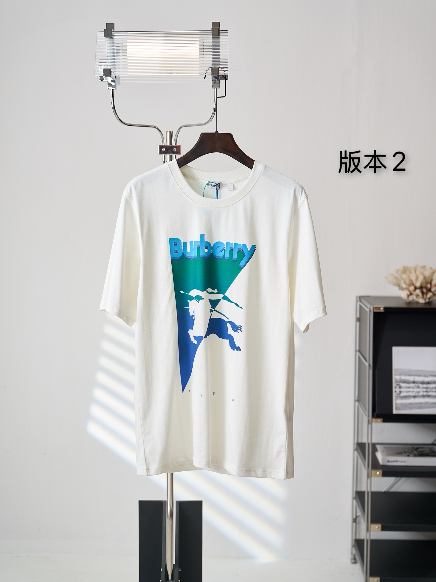 P110 [Subasta real] BURBERRY/Burberry Equestrian Knight Camiseta de manga corta con cuello redondo y estampado de trián…