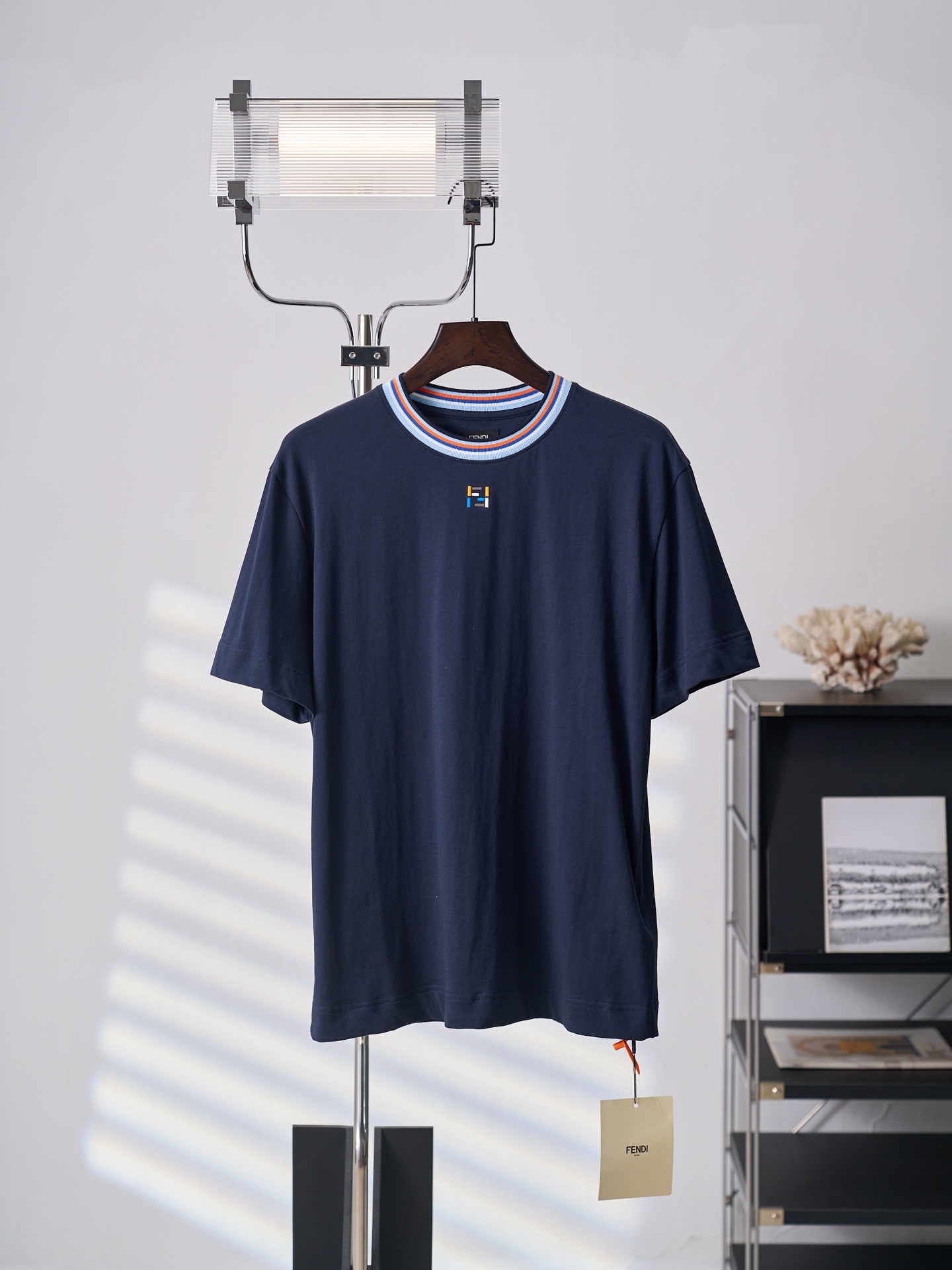 @125【Fotos del producto real】Fendi/芬迪 Camiseta de manga corta con cuello redondo y bordado de colores (versión 2) 【En s…