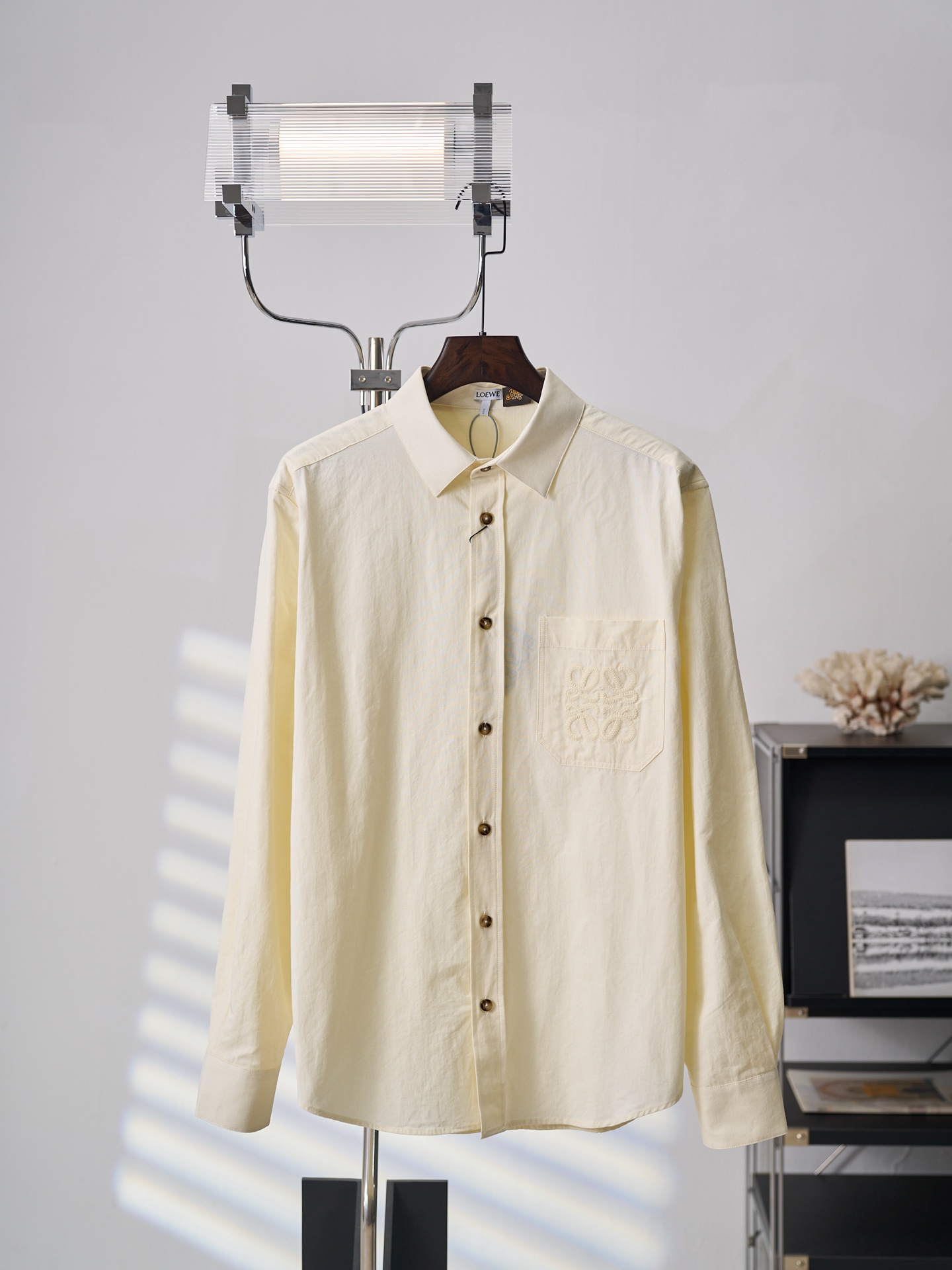@200【Artículo real fotografiado】LOEWE/罗意威 Camisa de manga larga de lyocell con cuello y logo bordado 【En stock】S M L XL…