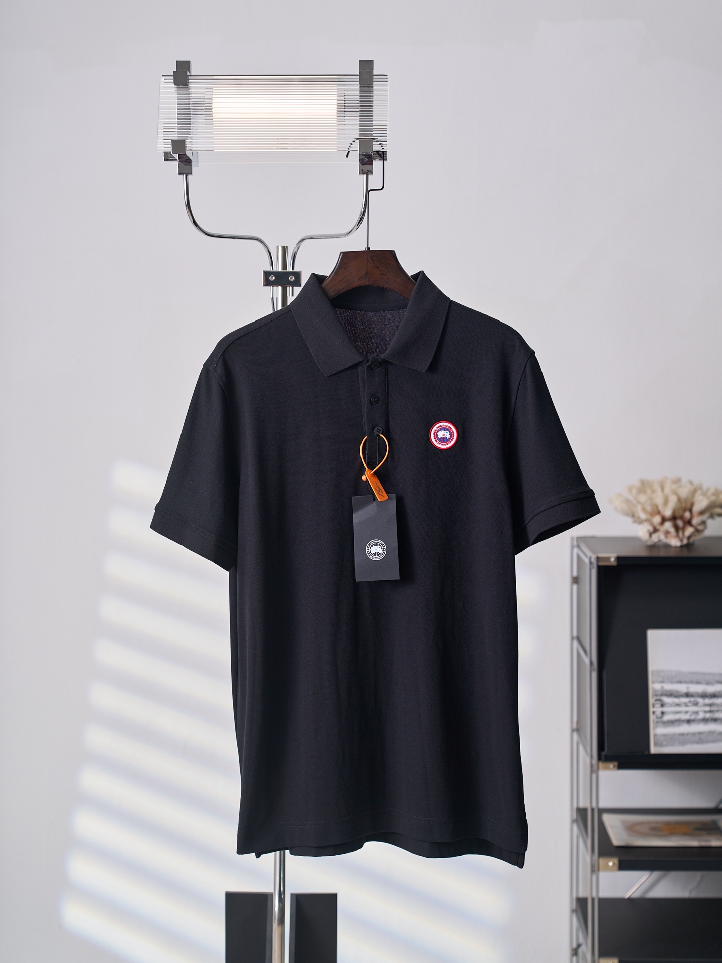 @145【实物挂拍】Canada Goose/加拿大鹅 徽标刺绣短袖Polo衫 【现货】S M L XL 定制雾屿奢韧双珠地 柔糯挺括 舒适透气 以暗夜曜石黑为底 如深邃夜幕凝于肌理 尽显沉稳而有力量的极简美学 胸前的…