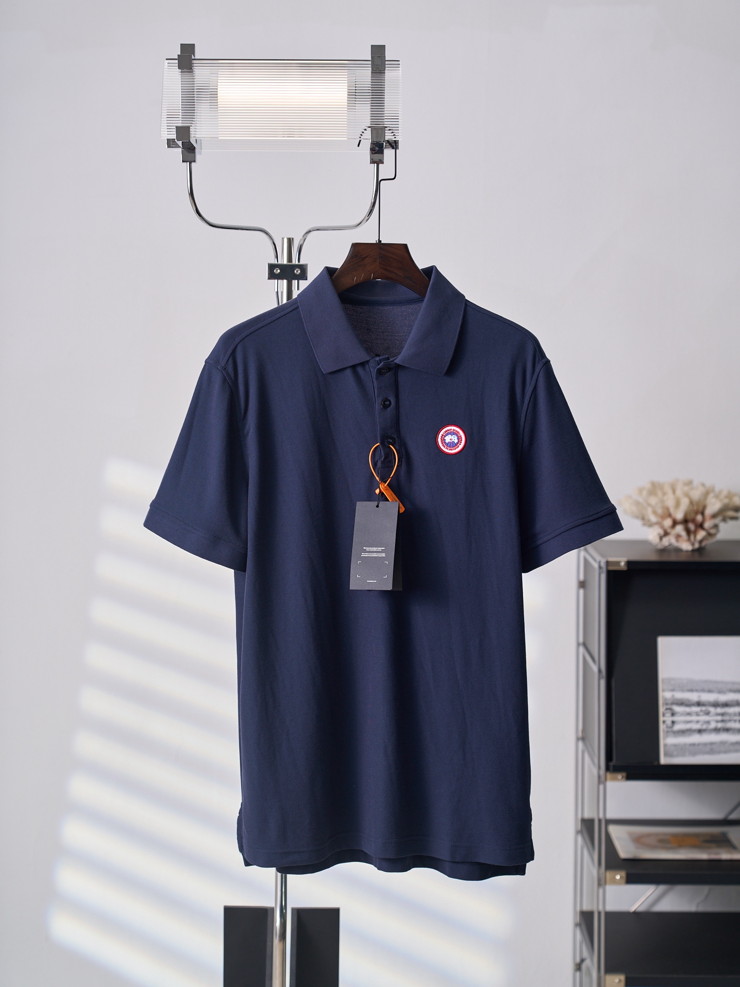 @145【实物挂拍】Canada Goose/加拿大鹅 徽标刺绣短袖Polo衫 【现货】S M L XL 定制雾屿奢韧双珠地 柔糯挺括 舒适透气 以深海藏蓝为底 如静谧深海凝于肌理 尽显低调而有力量的极简美学 胸前的极…