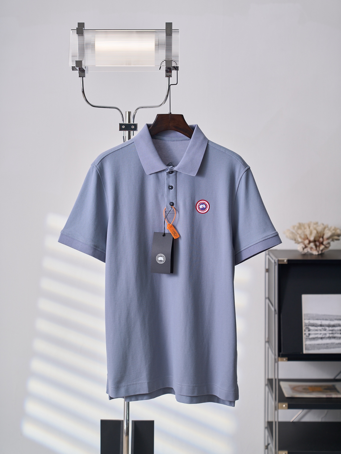 @145【实物挂拍】Canada Goose/加拿大鹅 徽标刺绣短袖Polo衫 【现货】S M L XL 定制雾屿奢韧双珠地 柔糯挺括 舒适透气 以超氧蓝为底 揽旷野晴空之澄澈 内敛而有力量的极简美学 胸前的极地徽章 …