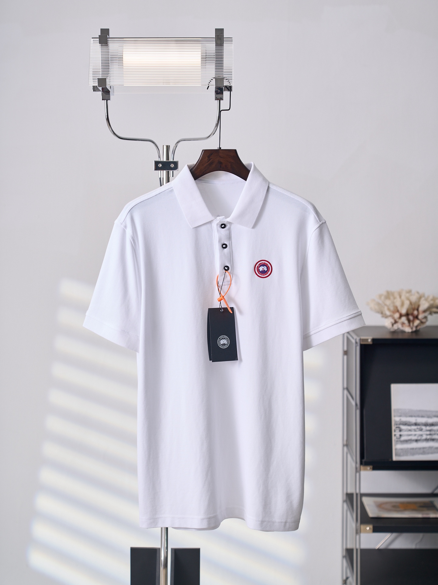 @145【实物挂拍】Canada Goose/加拿大鹅 徽标刺绣短袖Polo衫 【现货】S M L XL 定制雾屿奢韧双珠地 柔糯挺括 舒适透气 以云絮本白为底 如晨雾初绽于肌理 尽显纯粹而有力量的极简美学 胸前的极地…