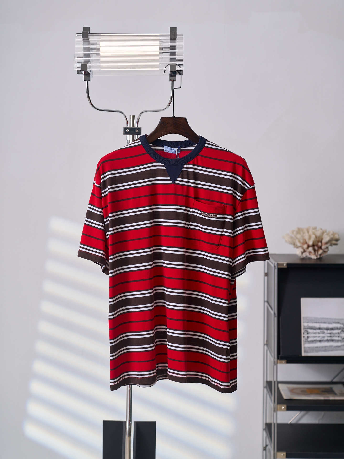 @130 [subasta real] Camiseta PRADA/Prada de algodón a rayas con cuello redondo y bolsillo de parche de manga corta [en …