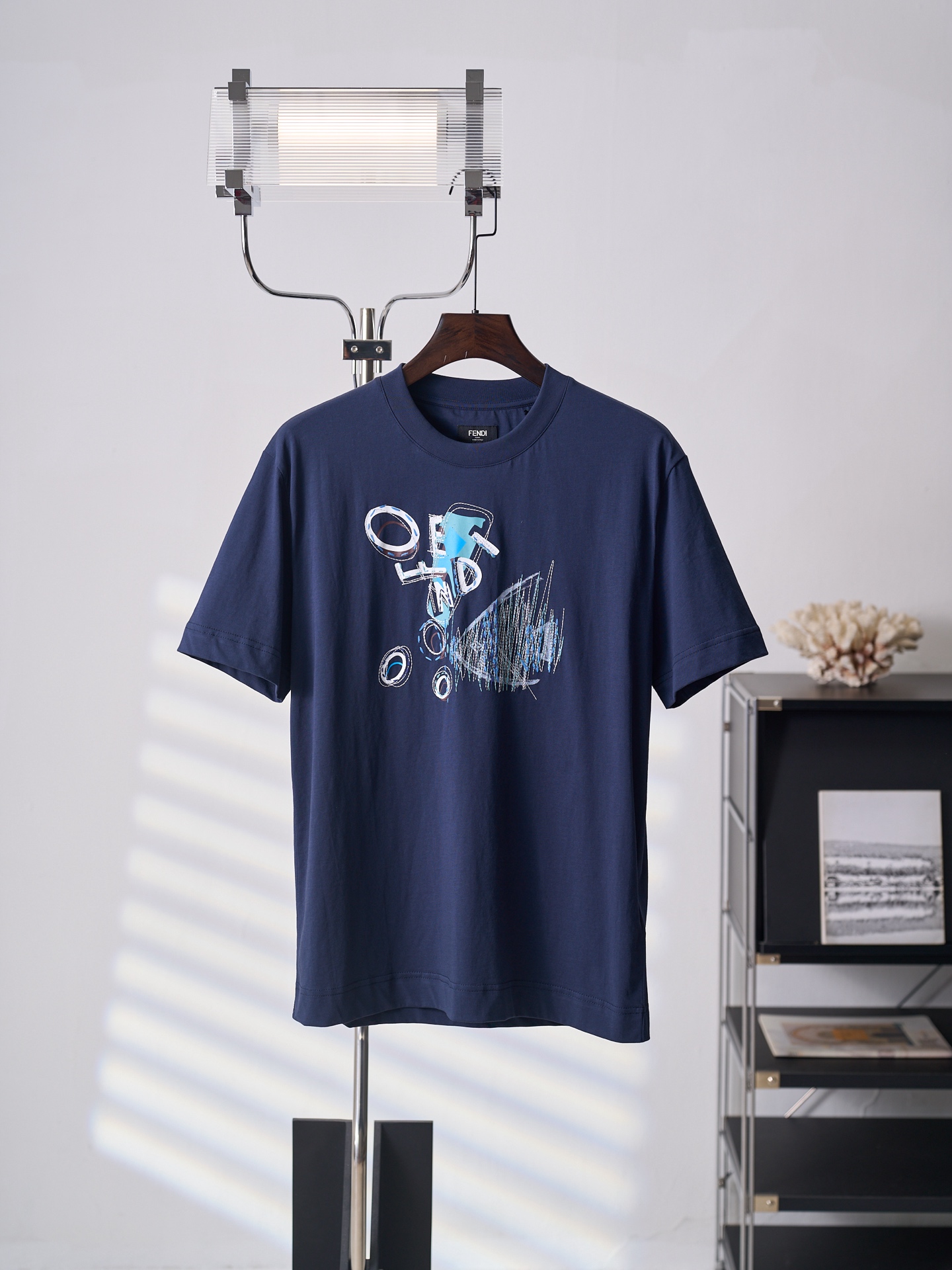@145【Fotos del producto real】Fendi/芬迪 Camiseta de manga corta con cuello redondo de algodón con estampado y bordado de …