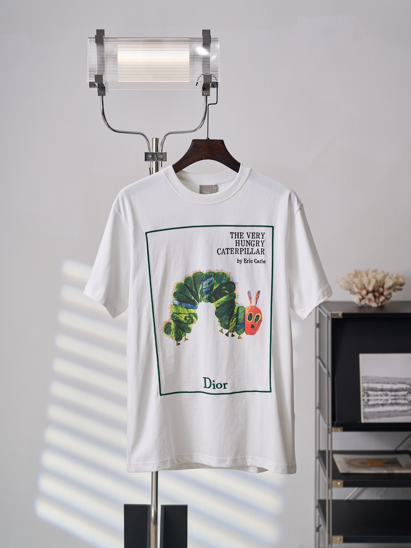125 [subasta colgante física] DIOR/Dior CD Book Cover Camiseta de manga corta con cuello redondo bordada con estampado …