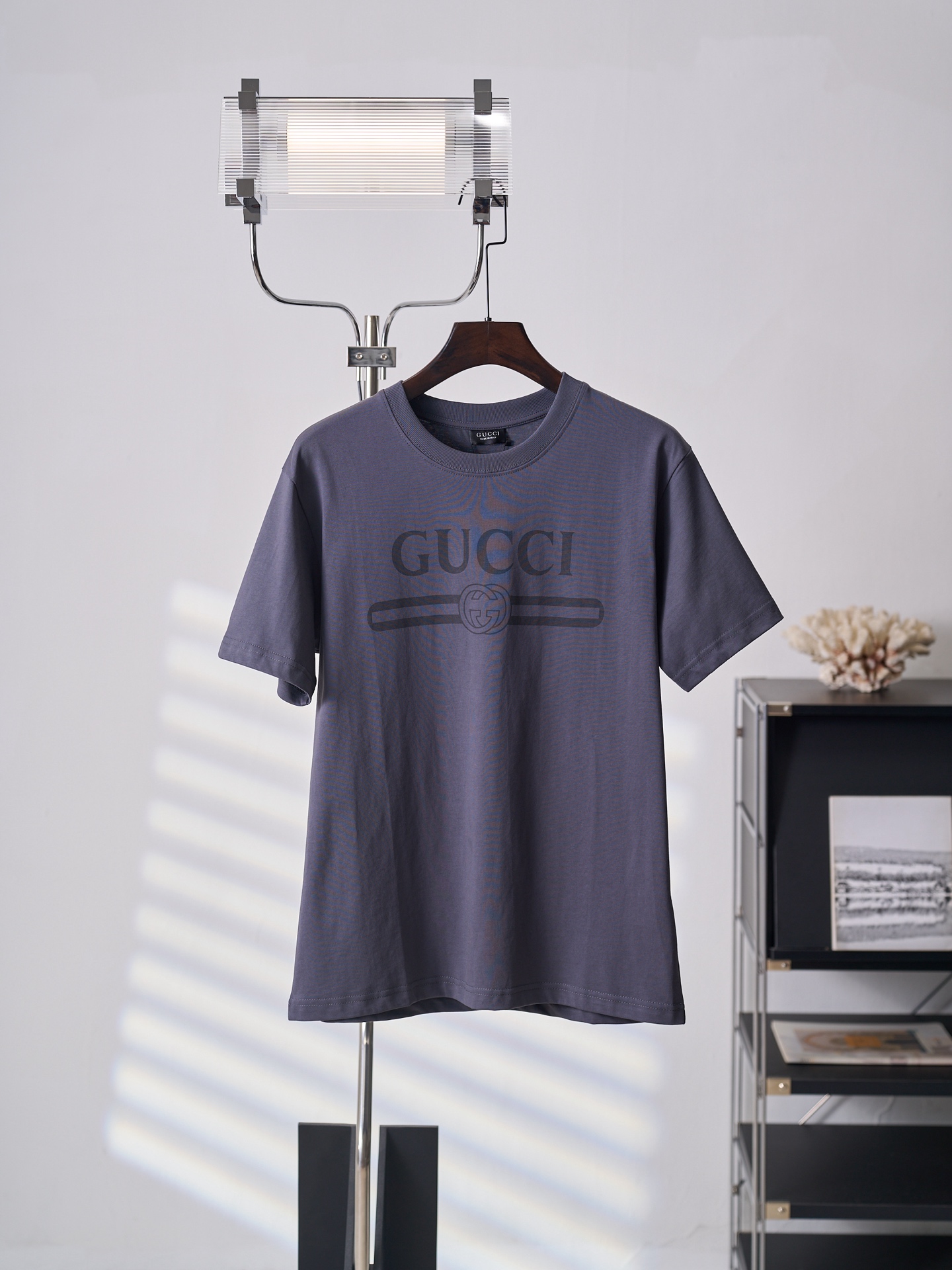 @130【实物挂拍】GUCCI/古驰 GG互扣织带印花针织棉圆领短袖T恤 【现货】XS S M L 面料：15支特纺紧密棉 / 230G 罗纹：32支1×1罗纹 / 340G 深入探索品牌的典藏元素，将不同世代的设计融合于一体，谱写出一段…