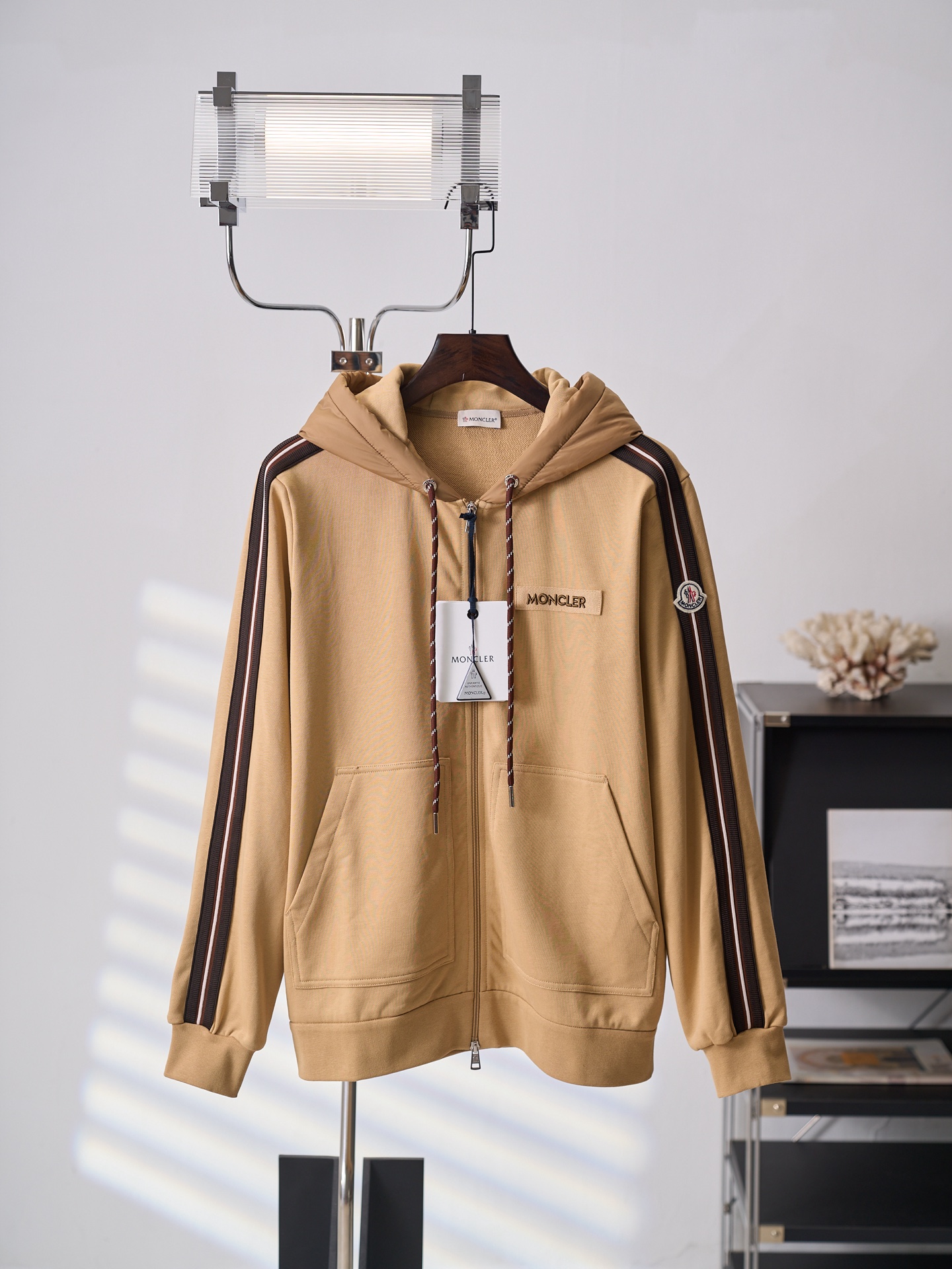 @285【实物挂拍】Moncler/蒙口 饰字母绣章连帽拉链卫衣 【现货】S M L XL 面料选择 甄选高克重精梳棉重磅毛圈布，采用高品质针织织造工艺，面料表面平整细腻，内里为均匀密实的毛圈肌理。高克重结构赋予衣身优秀垂坠感，上身版型利…