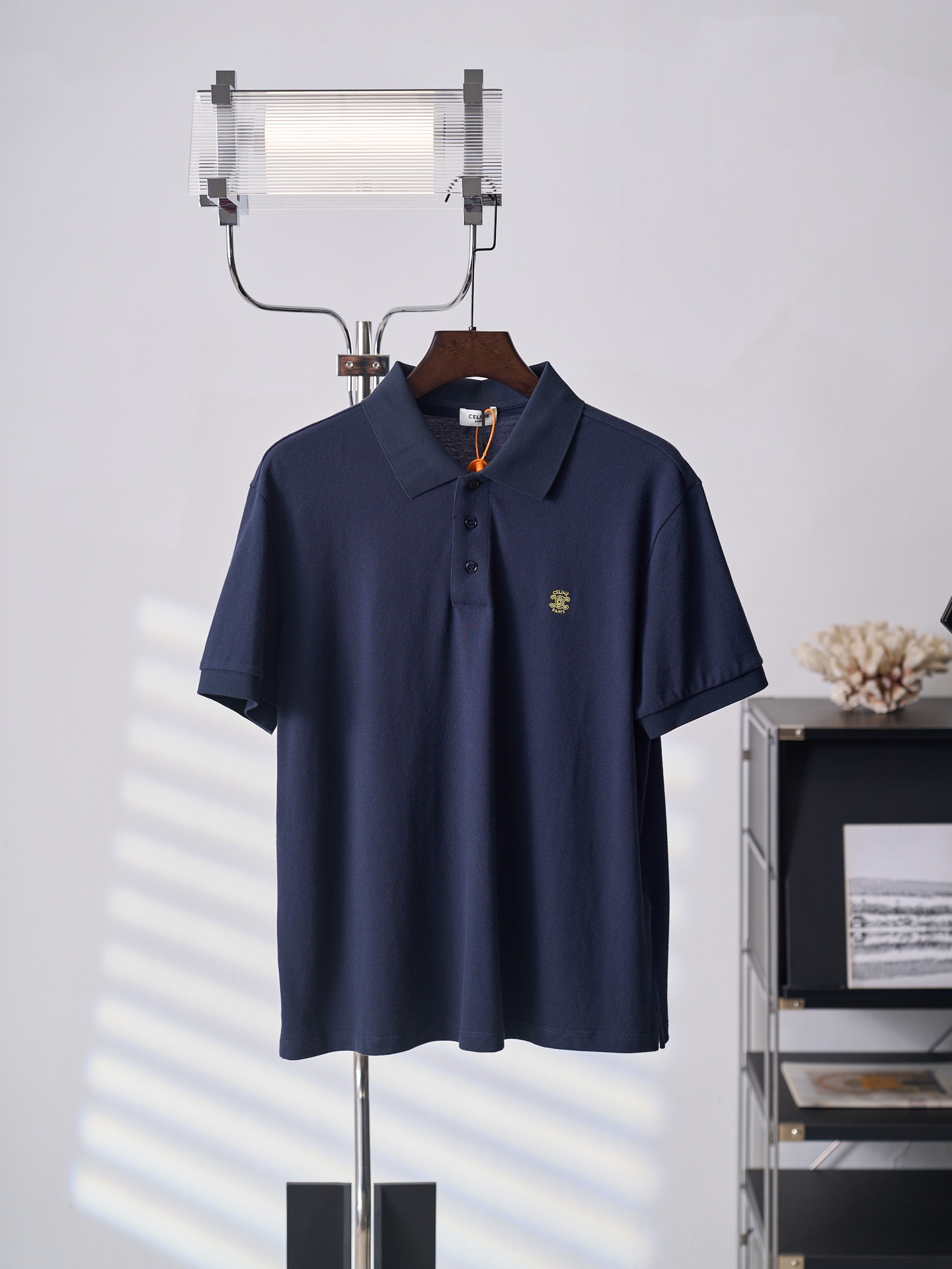 @150【实物挂拍】Celine/赛琳 凯旋门标识刺绣短袖Polo衫 【现货】S M L XL 定制琉光珠地棉 挺括柔糯 细腻亲肤 夜阑藏蓝衣身宛若深海沉光 漫溢沉静奢雅气韵 胸前鎏金TRIOMPHE刺绣精妙点睛 暗蓝与鎏金含蓄对撞 尽现…