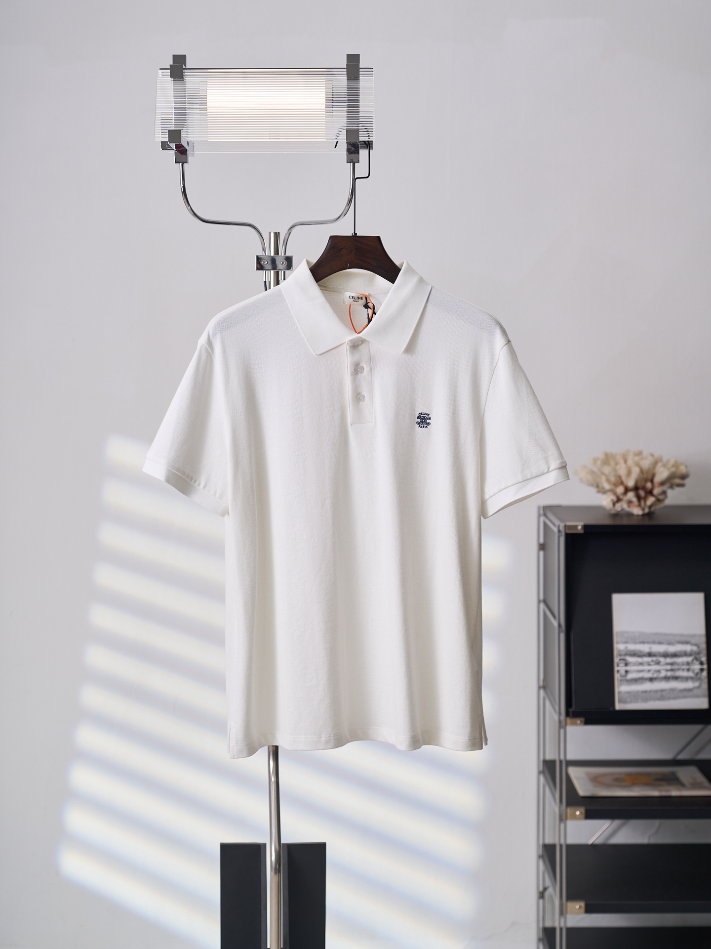 @150【实物挂拍】Celine/赛琳 凯旋门标识刺绣短袖Polo衫 【现货】S M L XL 定制琉光珠地棉 挺括柔糯 细腻亲肤 象牙白衣身宛若奶霜凝光 漫溢温润奢雅气韵 胸前藏蓝TRIOMPHE刺绣精妙点睛 素色与暗纹含蓄对撞 尽现法…