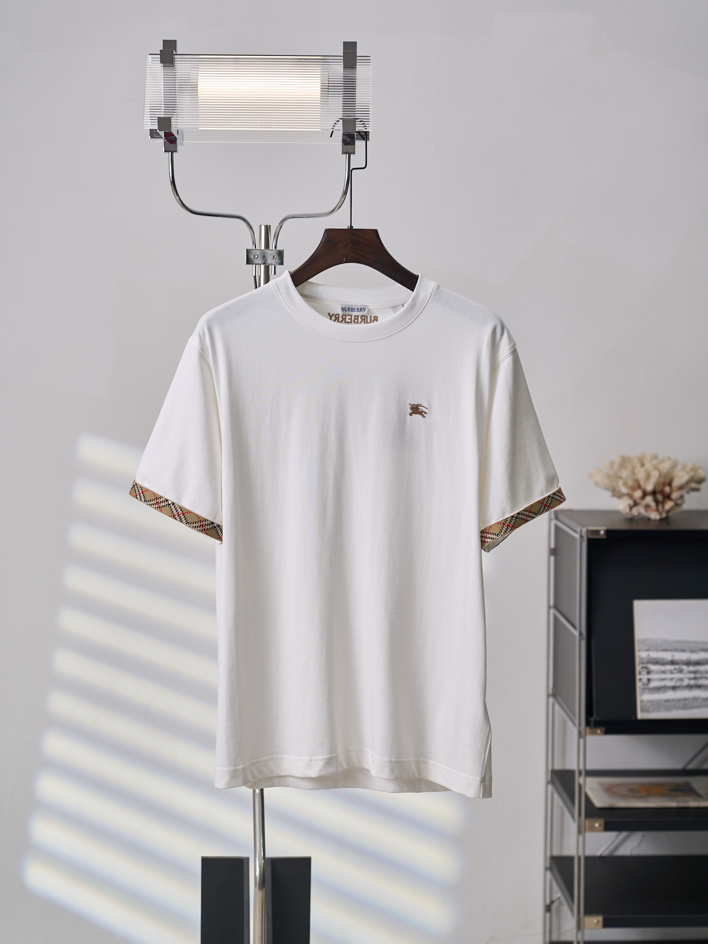 @ 140 [subasta colgante real] Camiseta de manga corta con cuello redondo y puños a cuadros de BURBERRY bordado con caba…