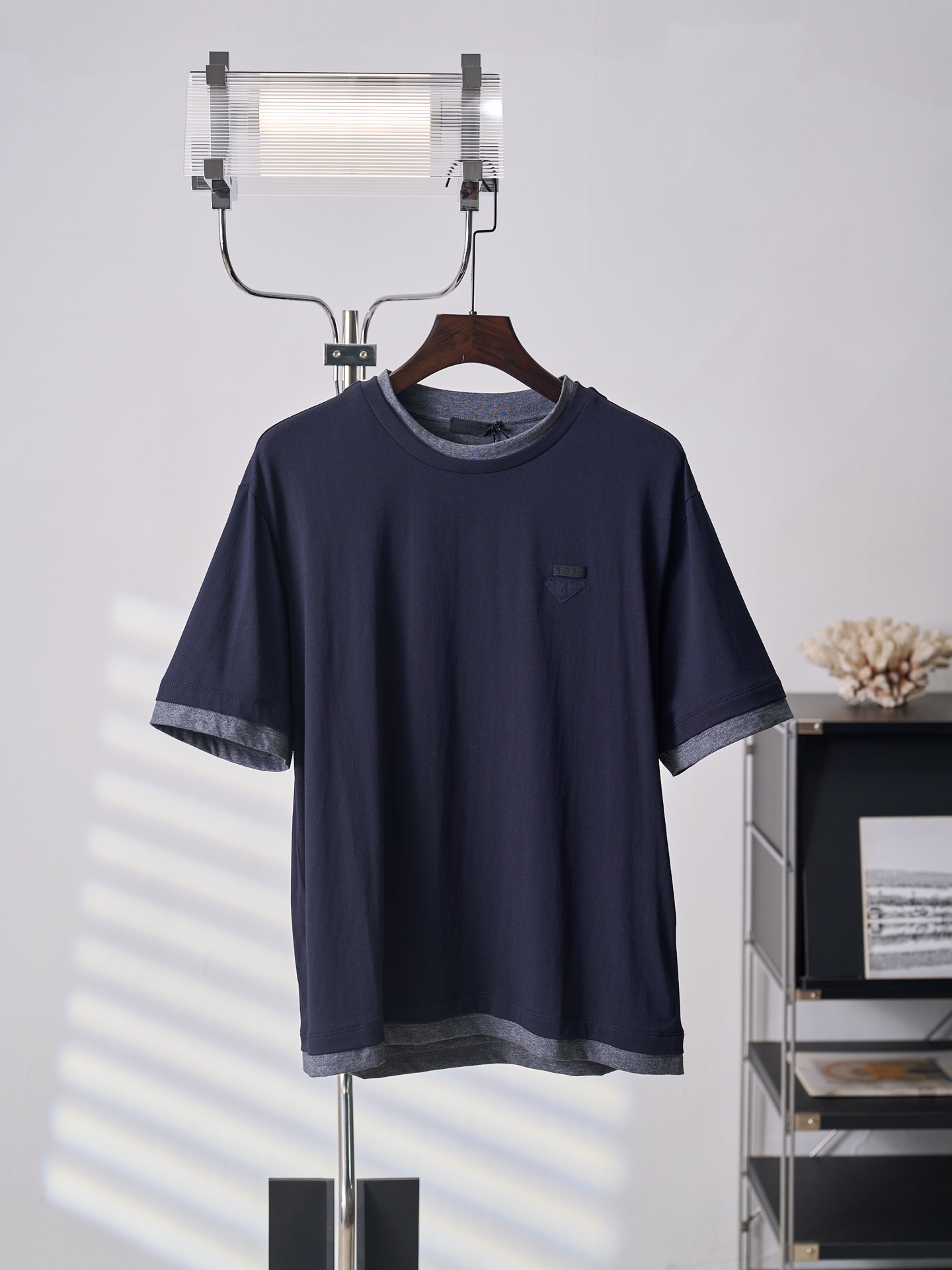 @ 135 [subasta colgante real] Camiseta de manga corta con cuello redondo y logo triangular falso de dos piezas de PRADA…