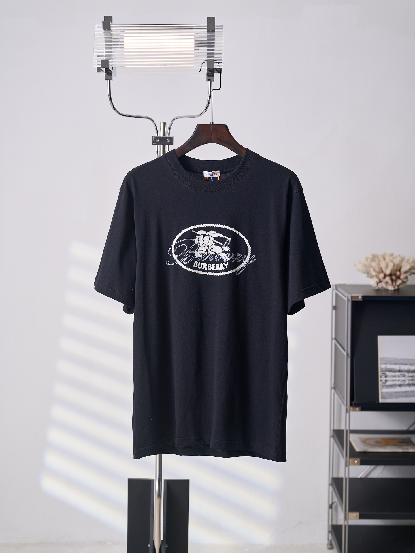 @ 130 [subasta real] Camiseta de manga corta con cuello redondo y estampado de caballero a cuadros de Burberry/Burberry…