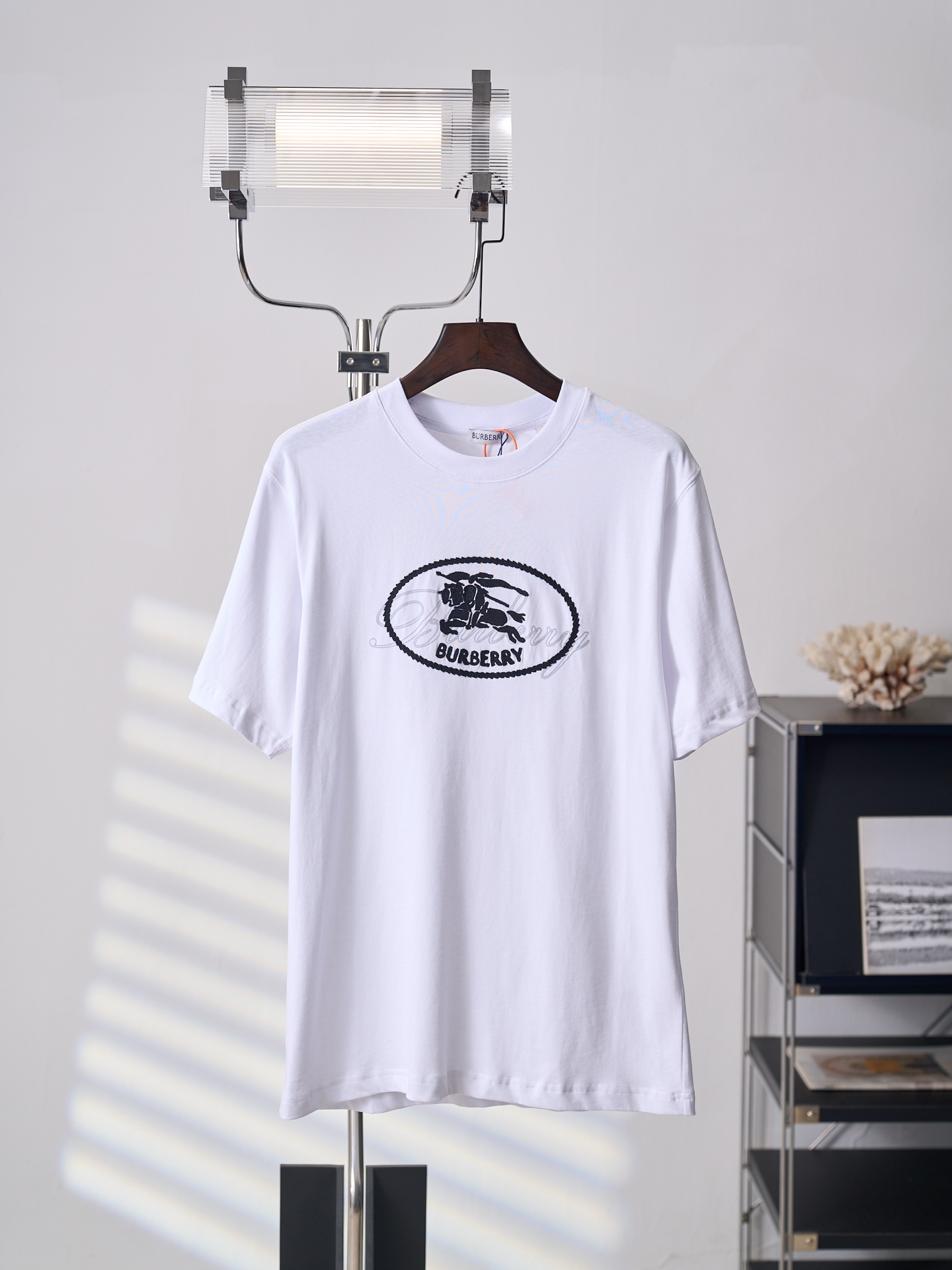 @ 130 [Subasta real] Camiseta de manga corta con cuello redondo y sello de caballero a cuadros de Burberry/Burberry (ve…