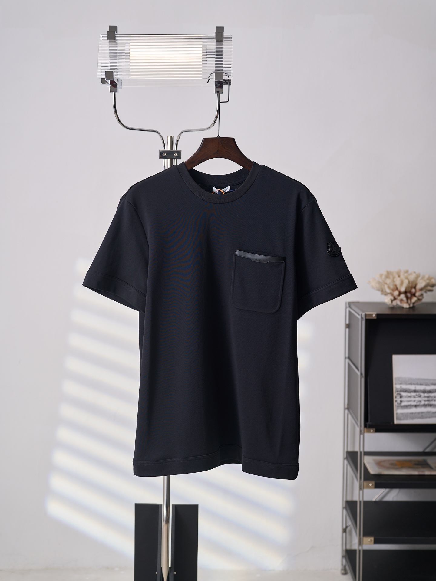 @135【实物挂拍】Moncler/蒙口 皮革饰边口袋短袖 【现货】S M L XL 定制绒壤有机棉 细腻软糯 舒适贴肤 以沉谧曜石黑为底 内敛沉静 尽显奢雅风骨 胸前皮革饰边口袋点睛 融山野机能与意式精致于一体 袖间皮革徽标镌刻品牌基因…