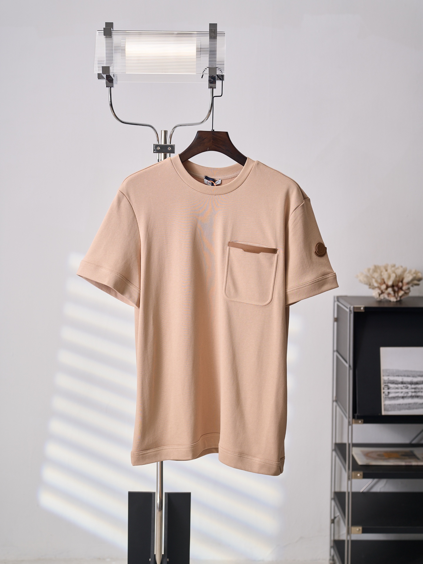 @135【实物挂拍】Moncler/蒙口 皮革饰边口袋短袖 【现货】S M L XL 定制绒壤有机棉 细腻软糯 舒适贴肤 以奶油裸杏为底 温润内敛 尽显奢雅风骨 胸前皮革饰边口袋点睛 融山野机能与意式精致于一体 袖间皮革徽标镌刻品牌基因 …