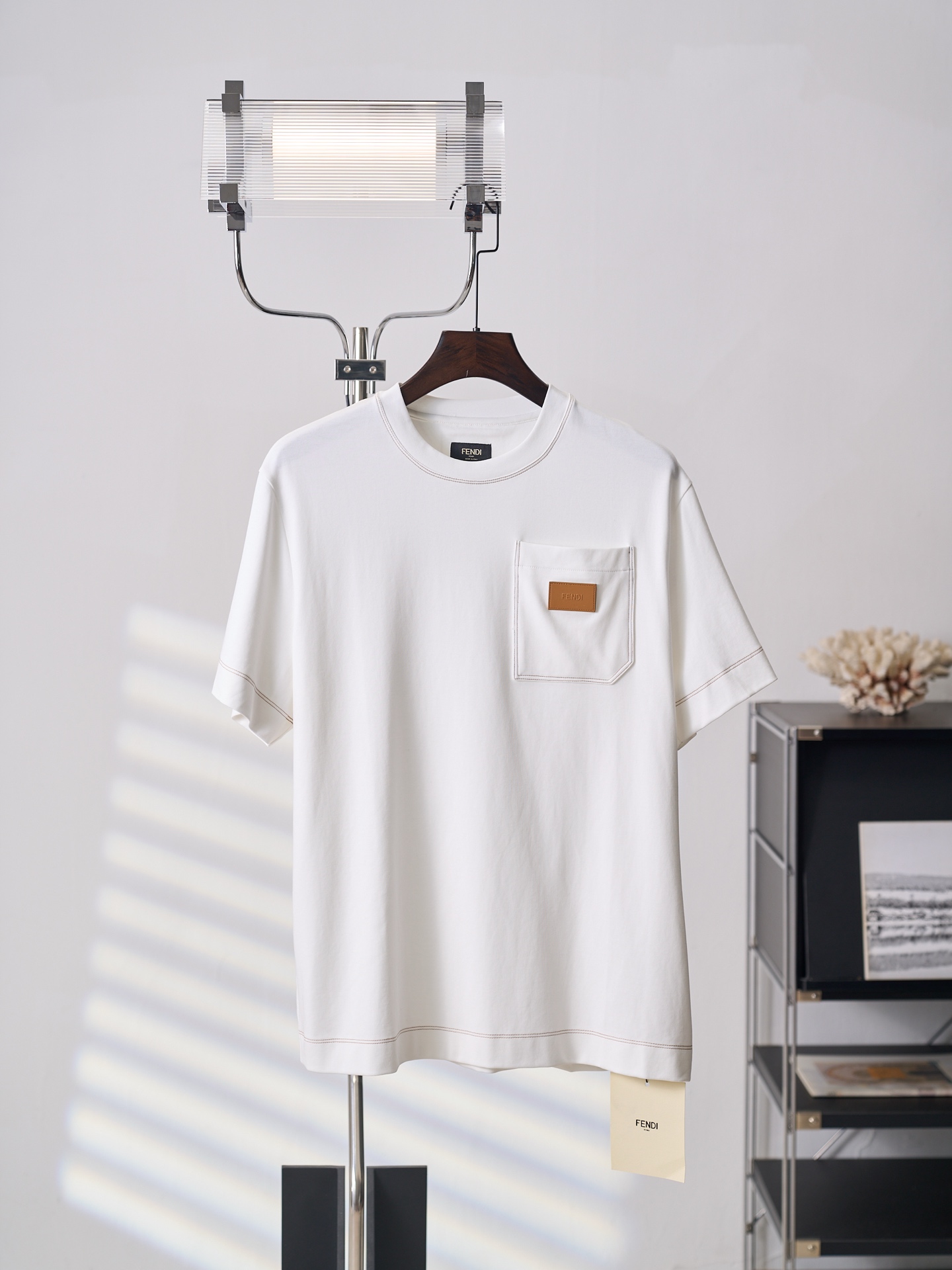 @130【Fotos del producto real】FENDI/芬迪 Camiseta de cuello redondo con parche de cuero (versión 2) 【En stock】S M L XL Sel…