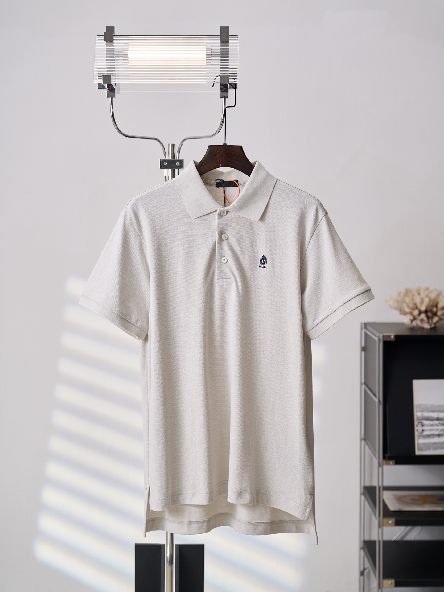@150 [Subasta real] Polo de manga corta bordado con el logo de Prada/Prada [Listo stock] S M L El poder elegante y armo…