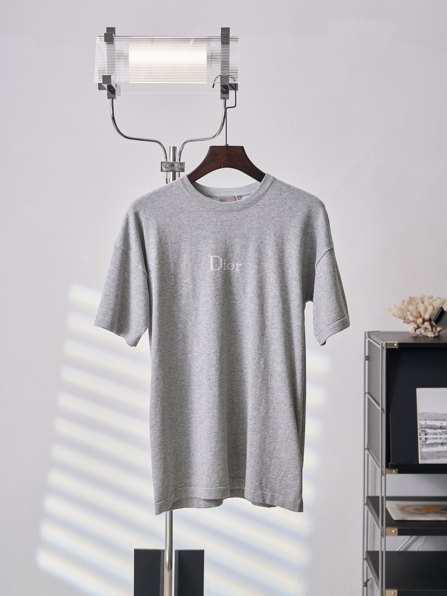 @ 175 [subasta colgante real] Camiseta de manga corta con cuello redondo y hombros descubiertos de punto de algodón con…