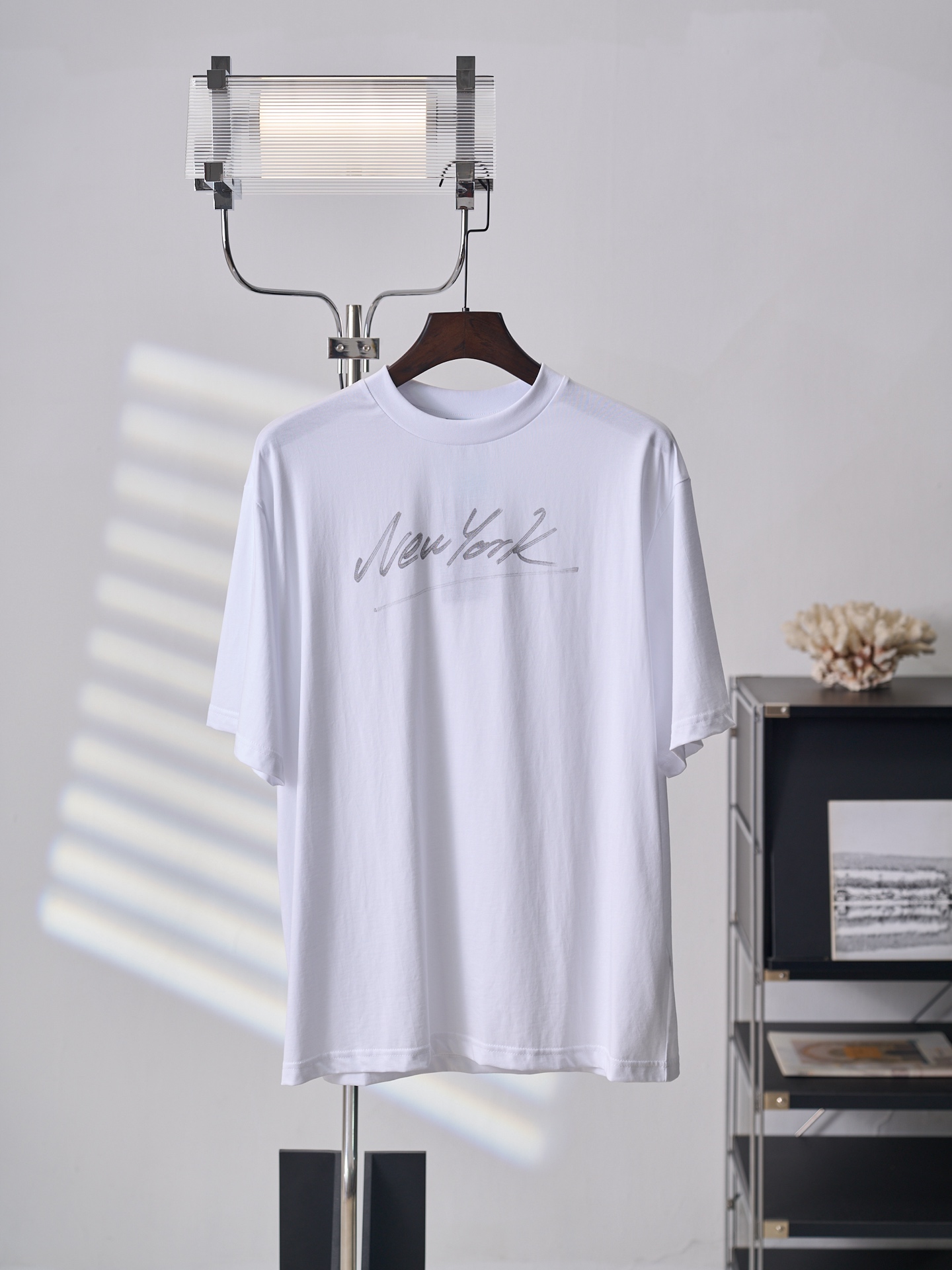 @135【实物挂拍】Gucci/古驰 闪银签名圆领短袖T恤 【现货】XS S M L 面料：24支双面纯棉平纹针织面料 / 250G 罗纹：24支1×1罗纹 / 200G 双面针织结构指在双针床针织机上通过两层线圈相互串套编织而成，正反面…