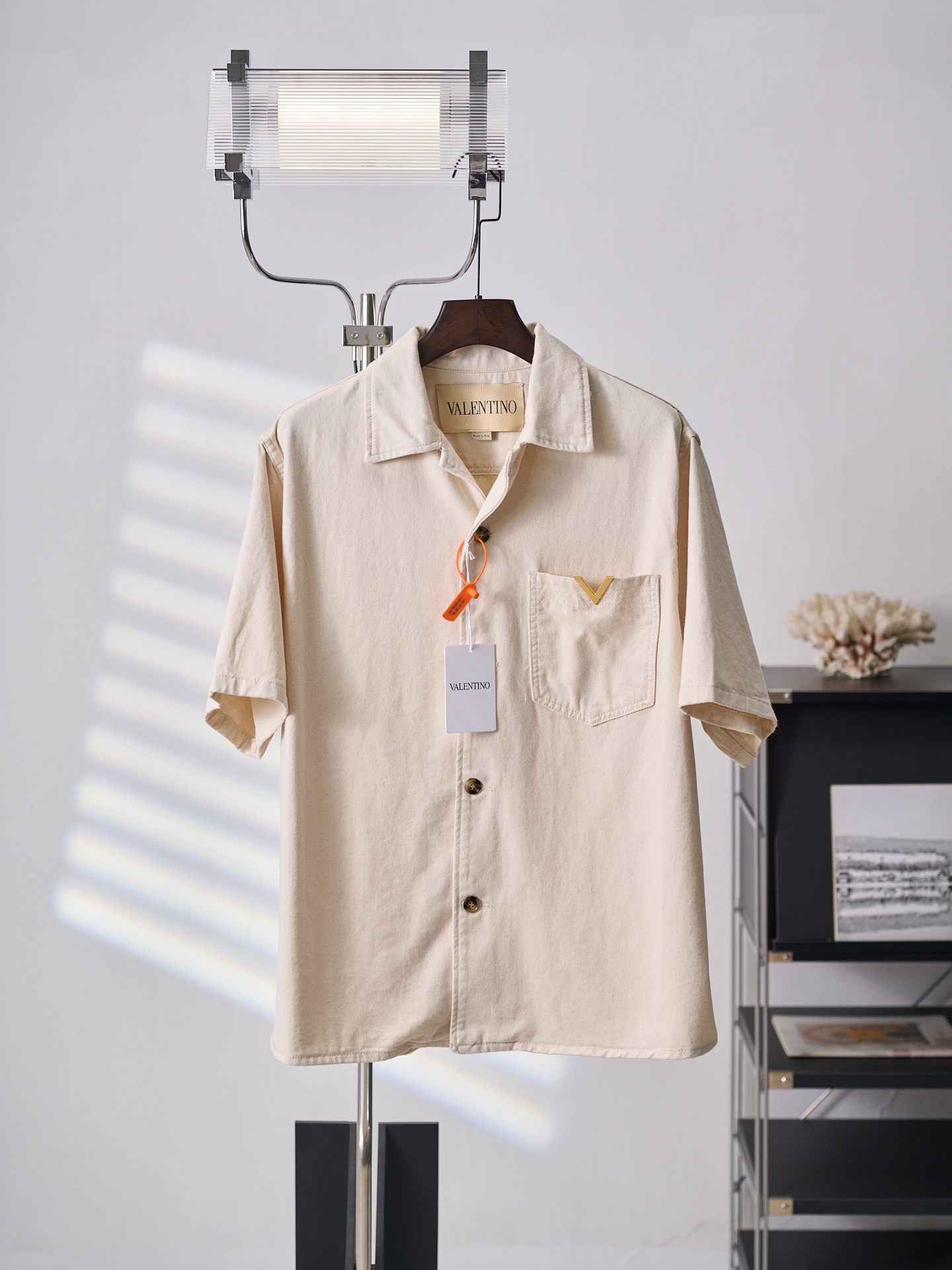 @195【Fotos reales colgadas】VALENTINO/Valentino Camisa de manga corta vaquera con logo V en el bolsillo 【Disponible】44 4…