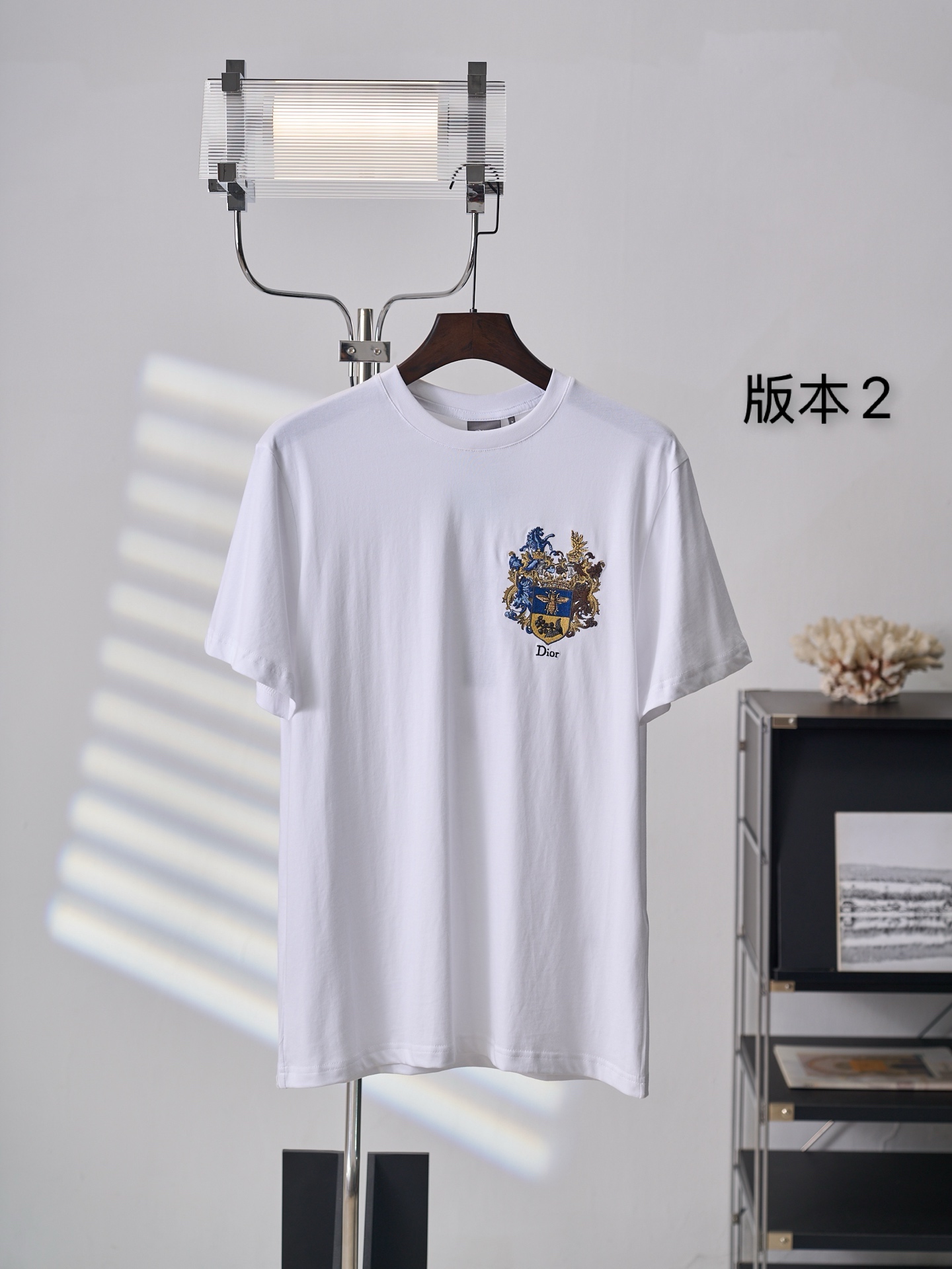 @ 125 [subasta colgante real] Camiseta de manga corta con cuello redondo de algodón con estampado de escudo DIOR/Dior B…