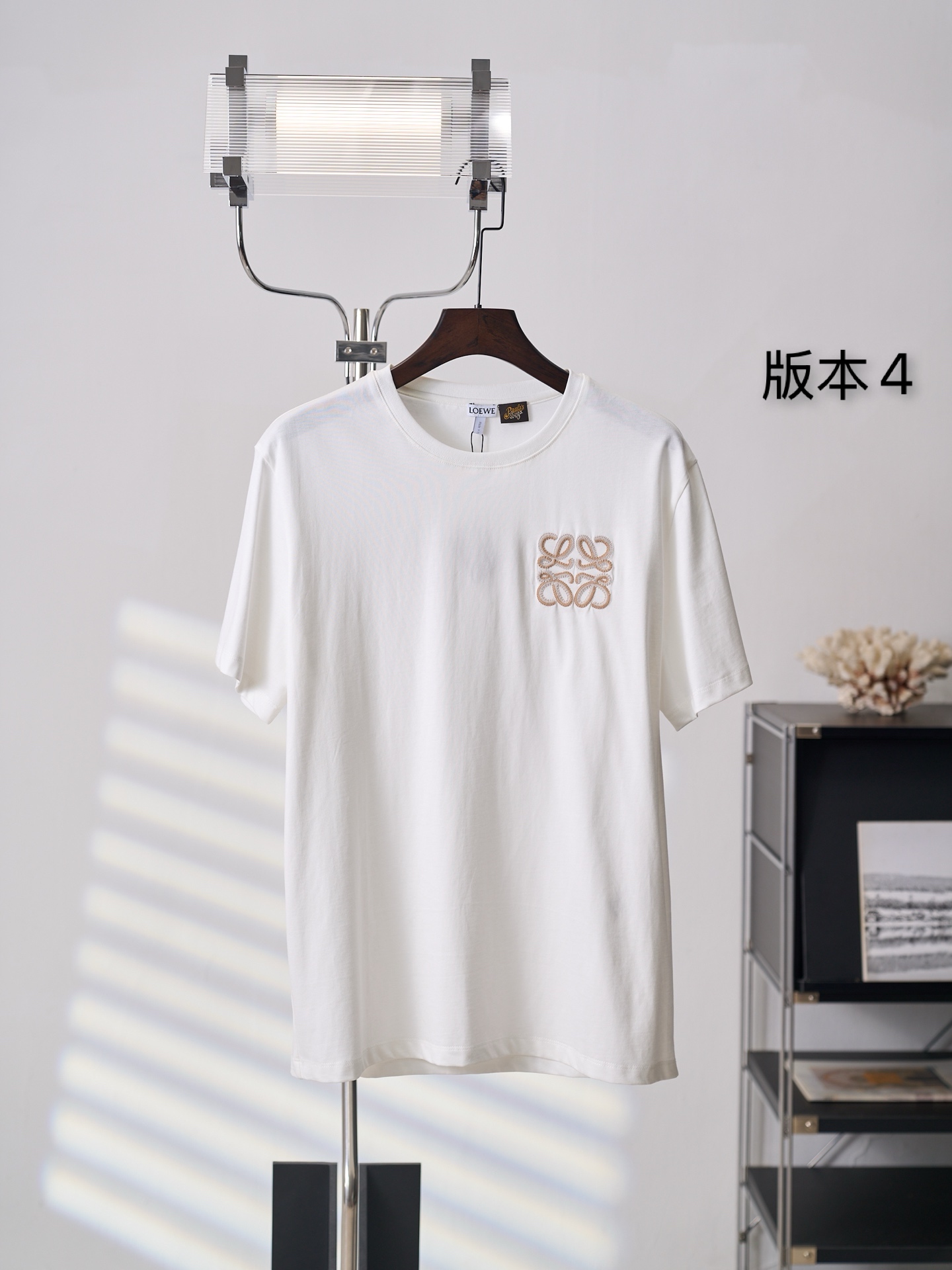 @115【Artículo real fotografiado】LOEWE/罗意威 Camiseta de algodón ligero con bordado y cuello redondo (versión 4) 【En stock…