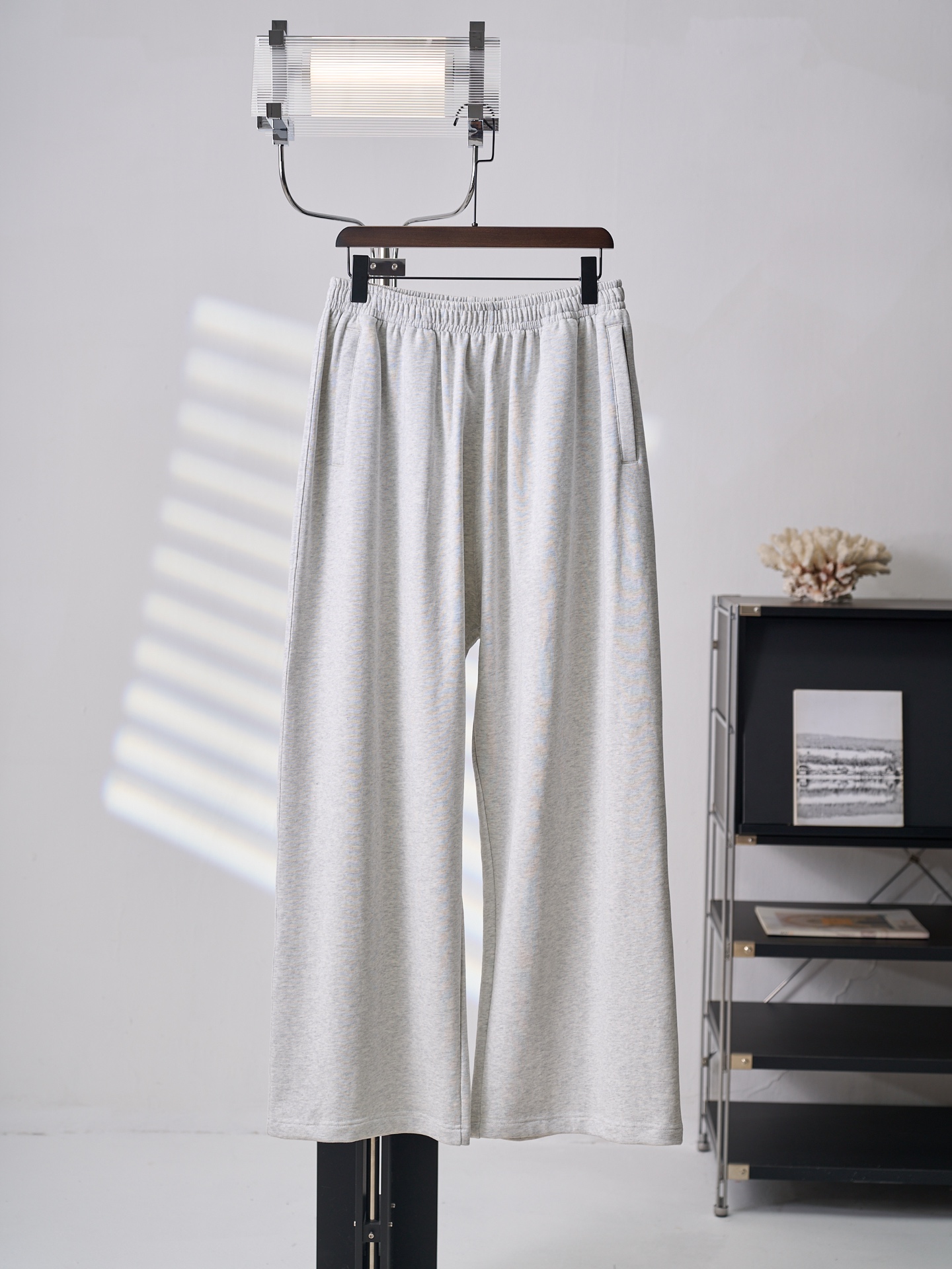 NO:931756,[Real auction] Acne Studios pocket embroidered logo sports trousers [ready in stock] S M L  Taking both practicality and neat lines into account, showing the true elegance and restraint, using imported machine embroidery technology, using advanced computer control systems and precision mechanical components to realize the Acne Studios logo embroidery operation with high precision, smooth and delicate lines. The fabrics have been fermented and washed, with better hand feel and texture. Not easy to deform, not easy to shrink, not easy to fade, maintain long-term beauty, loose fit,,acne studios, dior,19860909【实物挂拍】Acne Studios 口袋刺绣徽标运动长裤【现货】S M L XL 定制雾境奢柔有机棉 奢润垂顺 云柔亲肤 一抹雾感麻灰 于极简中藏尽斯堪的纳维亚奢雅 后袋缀当季徽标刺绣 以低调笔触镌刻品牌基因 腰头内置抽绳与金属锁扣 无形间勾勒舒适轮廓 侧缝拉链口袋暗藏巧思 兼顾实用与利落线条 于克制间尽显奢雅本真 采用进口机刺绣工艺 使用先进的计算机控制系统和精密的机械部件 实现Acne Studios徽标刺绣作业 精度高 线条流畅而细腻 面料都经过酵洗 手感质感更佳 不易变形 不易缩水 不易褪色 保持长久的美观,宽松版型,,acne studios,dior,,Men's clothing
