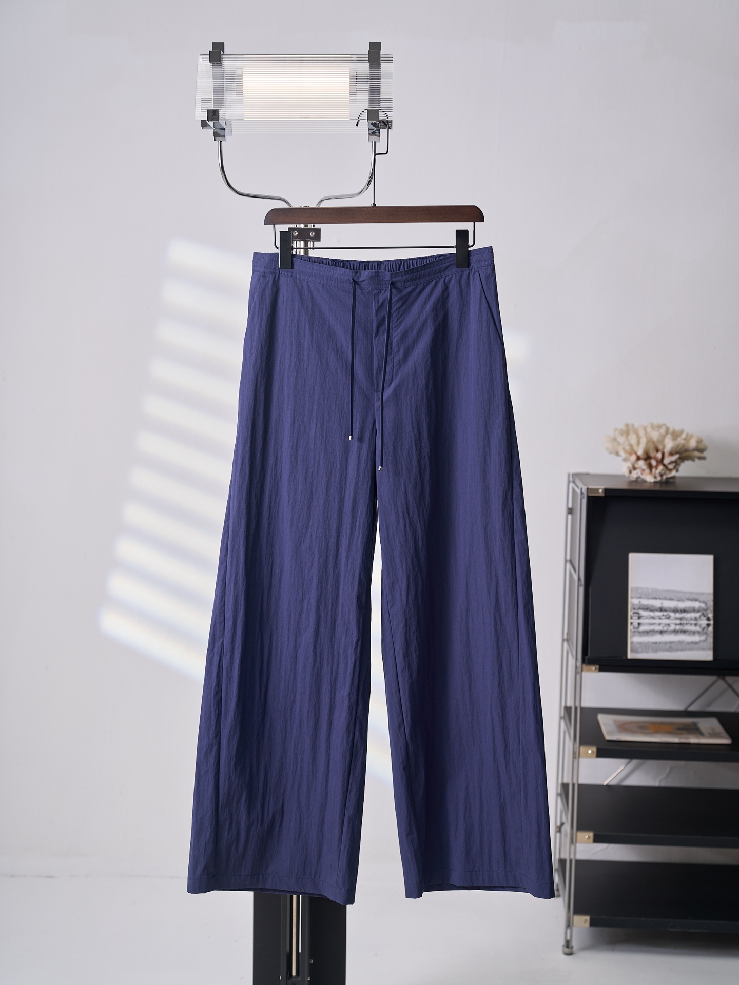NO:931762,[Physical hanging auction] LOEWE/Loewe Pocket Embroidery Logo Cotton Mixed Texture Drawstring Trousers [Ready Stock] S M L19860909【实物挂拍】LOEWE/罗意威 口袋刺绣标识棉质混纹抽绳长裤【现货】S M L XL 正品7500购入开发,83棉+17锦纶面料130克,进口刺绣,面料酵洗,定制11吊钟,定制11绳子,定制11商标,合身版型,,loewe,loewe,,Men's clothing