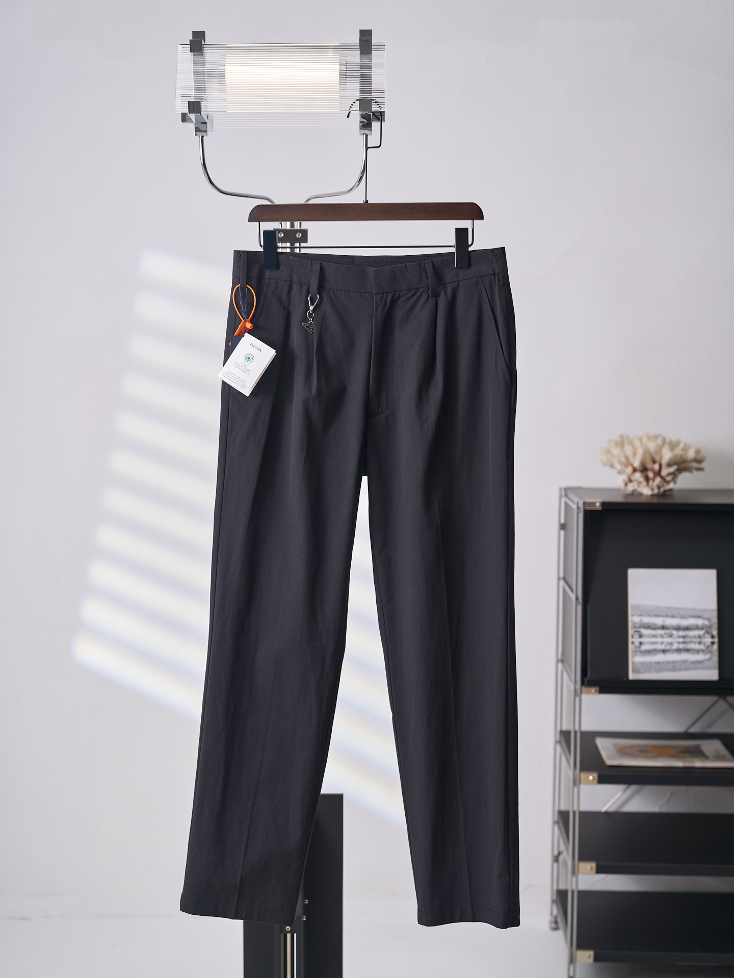 NO:931685,[Real auction] Prada/Prada logo key ring triangle trousers [Ready stock] 48 50 52 54 Customized smoked velvet cotton silk Smooth drape Comfortable and skin-friendly Layered in pure black to show calmness The spring buckle key ring on the waist hides functional poetry The enamel triangle logo is like a delicate embellishment Unobtrusive but with a noble aura Modern formal trousers  Interpret the luxurious style with minimalist symbols, highlight the brand heritage in the details, and express the heritage of Italian luxury in the silent places. Ergonomic three-dimensional tailoring. Return to traditional craftsmanship through segmentation, folding, shrinking, and stretching techniques. The so-called slow work produces fine work, which is the respect for the material. The pursuit of feel. Complex workmanship, tedious, slow timeliness, high loss. Template machine bag opening. Preset templates guide the position, shape and size of the bag opening.  Accuracy ensures the quality of the bag opening effect. Fermentation washing and softening use the fermentation effect produced by mixing yeast, water and mild detergent to gently treat the fabric, improving the overall softness and fit, prada, prada,19860909【实物挂拍】Prada/普拉达 徽标钥匙环三角标西裤长裤【现货】48 50 52 54 定制烟絮天丝绒棉绸 柔滑垂坠 舒适亲肤 以纯粹至极的黑色铺陈 尽显沉稳气度 腰侧弹簧扣钥匙环暗藏机能诗意 涂珐琅三角徽标宛若精致点缀 不事张扬却自带矜贵气场 现代正装裤型 以极简符号诠释奢雅格调 于细微处彰显品牌底蕴 于无声处 尽写意式奢雅风骨传承 人体学立体裁剪 回归传统工艺手法 通过分割 折叠 抽缩 拉展技术手法 所谓慢工出细活 是对材料的尊重 对手感的追求 做工复杂 繁琐 时效慢 损耗高 模版机开袋 预设的模板来指导开袋的位置 形状和大小 精确性确保了开袋效果质量 酵洗加软 利用酵母 水和温和洗涤剂混合后产生的发酵作用 对面料进行温和的处理 提升了整体柔软,合身版型,,prada,prada,,Men's clothing