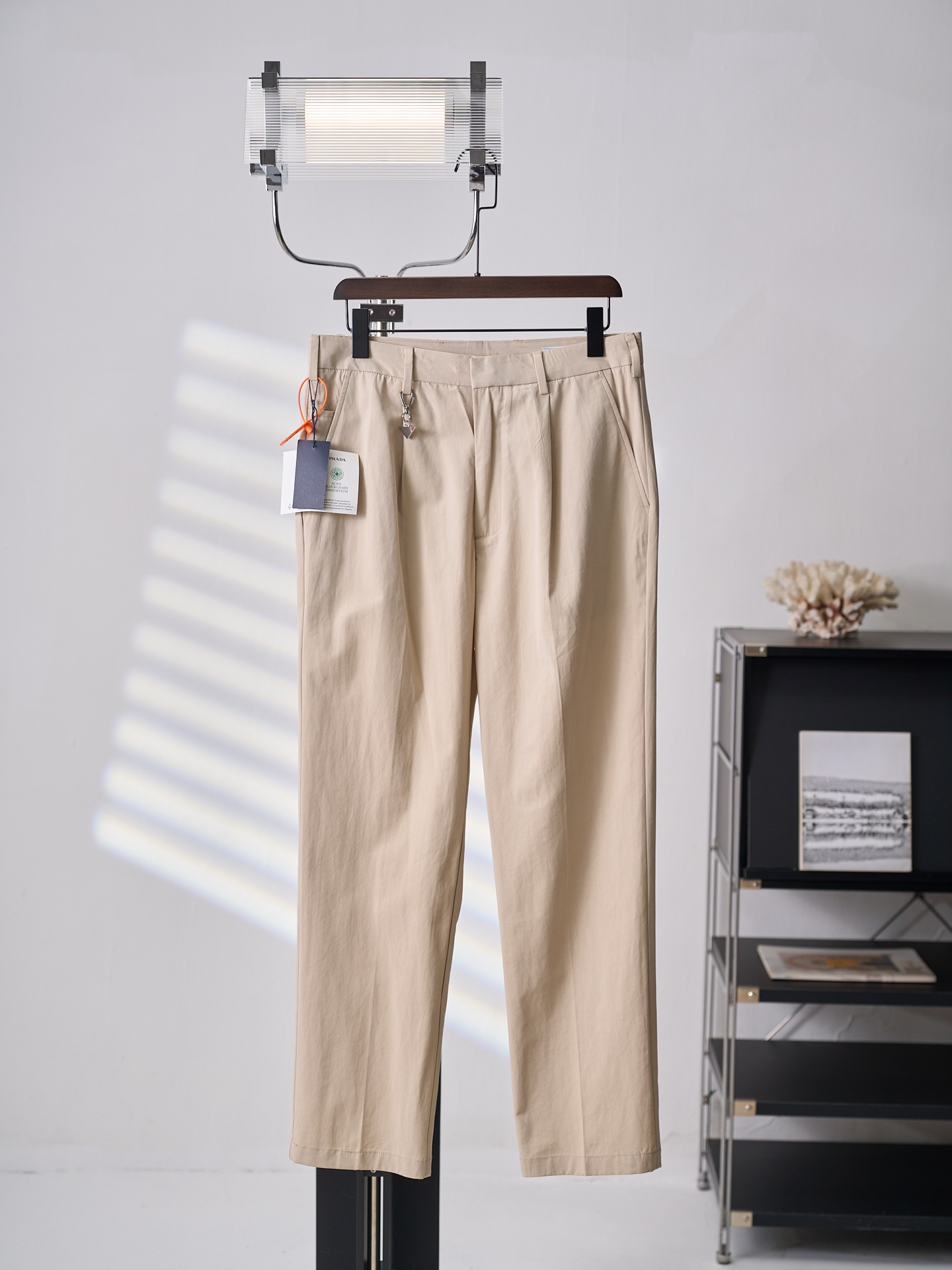 NO:931695,[Real auction] Prada/Prada logo key ring triangle logo trousers [ready in stock] 48 50 52 54 Customized smoked velvet cotton silk Smooth drape Comfortable and skin-friendly Layered in sandy warm beige to show warmth and relaxation The spring buckle key ring on the waist hides functional poetry The enamel-coated triangle logo is like a delicate embellishment Unobtrusive but with a noble aura  Modern formal trousers use minimalist symbols to interpret the elegant style, highlight the brand heritage in details, and express the heritage of Italian luxury in silence. Ergonomic three-dimensional tailoring. Return to traditional craftsmanship. Through segmentation, folding, shrinking, and stretching techniques. The so-called slow work produces fine work, which is respect for the material. The pursuit of feel. Complex workmanship, cumbersome, slow timeliness, high loss. Template machine bag opening. Preset templates guide the position, shape and size of the bag.  Accuracy ensures the quality of the bag opening effect. Fermentation washing and softening use the fermentation effect produced by mixing yeast, water and mild detergent to gently treat the fabric, improving the overall softness and fit, prada, prada,19860909【实物挂拍】Prada/普拉达 徽标钥匙环三角标西裤长裤【现货】48 50 52 54 定制烟絮天丝绒棉绸 柔滑垂坠 舒适亲肤 以砂感暖米色铺陈 尽显温润松弛气度 腰侧弹簧扣钥匙环暗藏机能诗意 涂珐琅三角徽标宛若精致点缀 不事张扬却自带矜贵气场 现代正装裤型 以极简符号诠释奢雅格调 于细微处彰显品牌底蕴 于无声处 尽写意式奢雅风骨传承 人体学立体裁剪 回归传统工艺手法 通过分割 折叠 抽缩 拉展技术手法 所谓慢工出细活 是对材料的尊重 对手感的追求 做工复杂 繁琐 时效慢 损耗高 模版机开袋 预设的模板来指导开袋的位置 形状和大小 精确性确保了开袋效果质量 酵洗加软 利用酵母 水和温和洗涤剂混合后产生的发酵作用 对面料进行温和的处理 提升了整体柔软,合身版型,,prada,prada,,Men's clothing