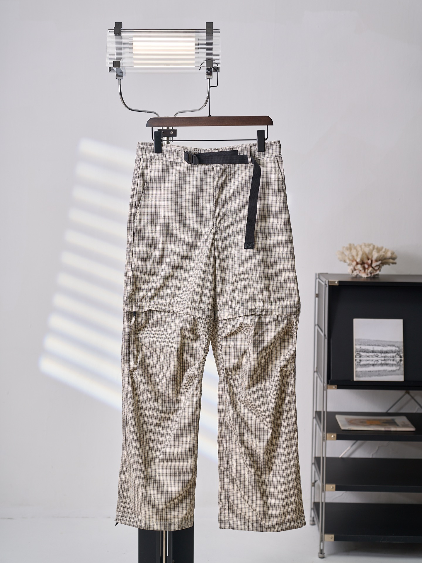 NO:931705,[Real auction] LV/Louis Vuitton MONOGRAM plaid two-wear trousers [Ready stock] 46 48 50 52  Authentic 14100 purchase and development, polyester fiber blended twill plaid woven fabric, polyester lining, hand-made overlock, positioning cutting bed, customized 11 leather labels, customized 11 four-button buttons, customized 11 buckles, customized 11 webbing, customized 11 buttons, customized 11 zippers, customized 11 trademarks, fitted version, (two wear pants, detachable into shorts),, louis vuitton, louis vuitton, shorts,19860909【实物挂拍】LV/路易威登 MONOGRAM格纹两穿长裤【现货】46 48 50 52 正品14100购入开发,聚酯纤维混纺斜纹格子梭织面料,涤纶里布,手工包缝,定位裁床,定制11皮标,定制11四合扣,定制11卡扣,定制11织带,定制11纽扣,定制11拉链,定制11商标,合身版型,（一裤两穿,可拆卸变成短裤),,louis vuitton,louis vuitton,shorts,,Men's clothing