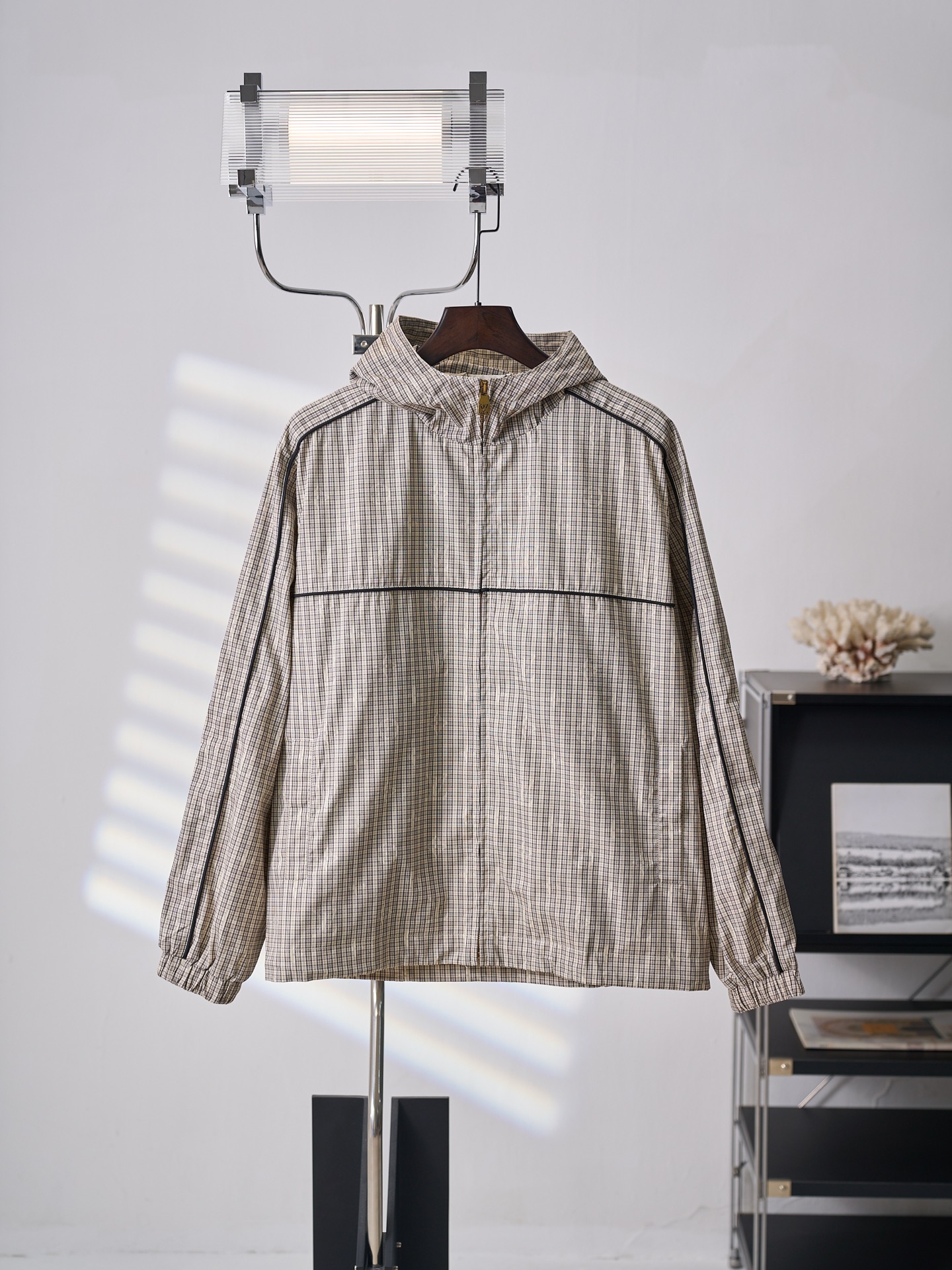 NO:931716,[Physical hanging auction] LV/Louis Vuitton MONOGRAM plaid zipper hooded windproof jacket [in stock] 46 48 50 52 genuine 25500 purchased and developed, polyester fiber blended twill plaid woven fabric, polyester lining, handmade sewing, positioning cutting bed, customized 11 zipper pullers, customized 11 webbing, customized 11 zippers, customized 11 trademarks, fitted version, louis vuitton, louis  vuitton,jackets & coats,jackets & coats,hats,19860909【实物挂拍】LV/路易威登 MONOGRAM格纹拉链连帽防风夹克外套【现货】46 48 50 52 正品25500购入开发,聚酯纤维混纺斜纹格子梭织面料,涤纶里布,手工包缝,定位裁床,定制11拉链头,定制11织带,定制11拉链,定制11商标,合身版型,,louis vuitton,louis vuitton,jackets & coats,jackets & coats,hats,,Men's clothing