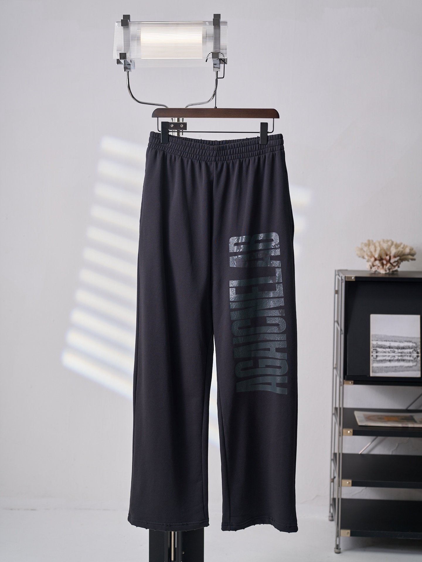 NO:931727,[Physical hanging auction] BALENCIAGA/Balenciaga crack print Logo logo loose sweatpants [Ready stock] S M L genuine 8621 purchased and developed, 400 grams of Paris cotton terry sweatshirt material, cotton plain pocket burqa, crack print, washed and worn, customized 11 hanging clocks, customized 11 ropes, customized 11 trademarks, loose version,, balenciaga, balenciaga, hoodie, sweatshirts,19860909【实物挂拍】BALENCIAGA/巴黎世家 裂纹印花Logo标识宽松运动裤【现货】S M L 正品8621购入开发,400克巴黎棉毛圈卫衣料,全棉平纹口袋布克,裂纹印花,洗水磨破,定制11吊钟,定制11绳子,定制11商标,宽松版型,,balenciaga,balenciaga,hoodie,sweatshirts,,Men's clothing