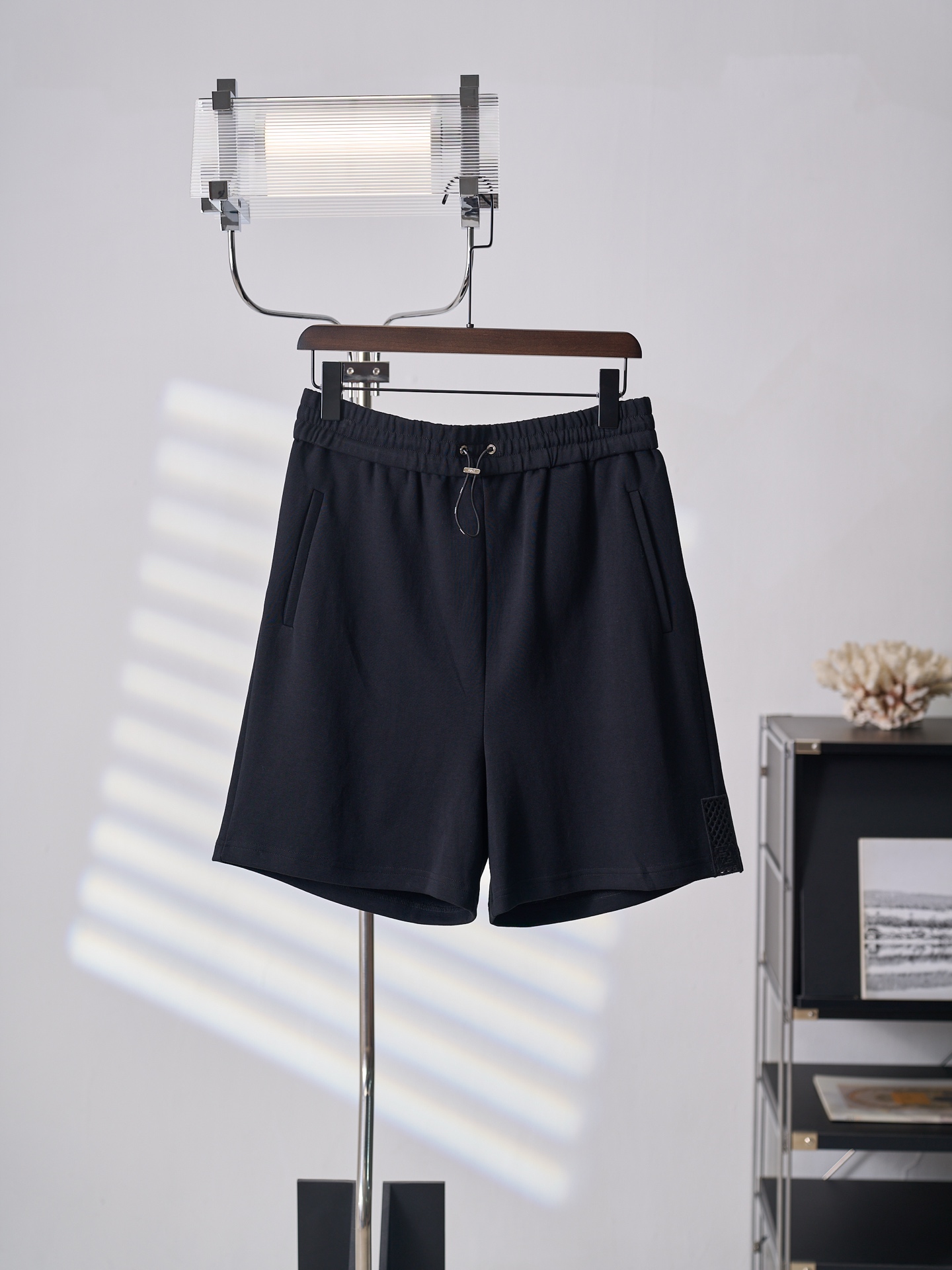 NO:931747,[Real auction] Fendi/Fendi FF mesh inlay shorts [Ready stock] 46 48 50 52 Customized matt carbon lead technology cotton, soft and skin-friendly, comfortable and breathable, ink matte black as the base, like ink stained with mist. It is not showy but has a noble aura. The waist is outlined with an elastic drawstring. The metal rope buckle hides custom craftsmanship. The mesh inlay on the side of the pants eliminates dullness with transparent texture.  Injecting a sense of light luxury into the sporty posture. The FF embroidery on the left hem of the same color is looming. It is a subtle resonance between the brand gene and the casual taste. It interprets the Italian minimalist and elegant posture. It adopts imported machine embroidery technology and uses advanced computer control system and precise mechanical components to realize Fendi embroidery operations. High precision. The lines are smooth and delicate. The fabrics have been fermented and washed. They have a better hand feel and texture. They are not easy to deform, shrink or fade.  Maintain long-lasting beauty, loose fit, fendi, fendi, shorts,19860909【实物挂拍】Fendi/芬迪 FF网眼嵌饰短裤【现货】46 48 50 52 定制雾感炭铅科技棉 云柔亲肤 舒适透气 墨韵哑光黑为底 如墨染雾凝 不事张扬却自带矜贵气场 腰际以松紧抽绳勾勒自在轮廓 金属绳扣暗藏定制匠心 裤侧网眼嵌饰以通透肌理消解沉闷 为运动姿态注入轻奢呼吸感 左侧下摆FF刺绣同色隐现 是品牌基因与休闲意趣的精妙共鸣 诠释意式极简的奢雅姿态 采用进口机刺绣工艺 使用先进的计算机控制系统和精密的机械部件 实现Fendi刺绣作业 精度高 线条流畅而细腻 面料都经过酵洗 手感质感更佳 不易变形 不易缩水 不易褪色 保持长久的美观,宽松版型,,fendi,fendi,shorts,,Men's clothing