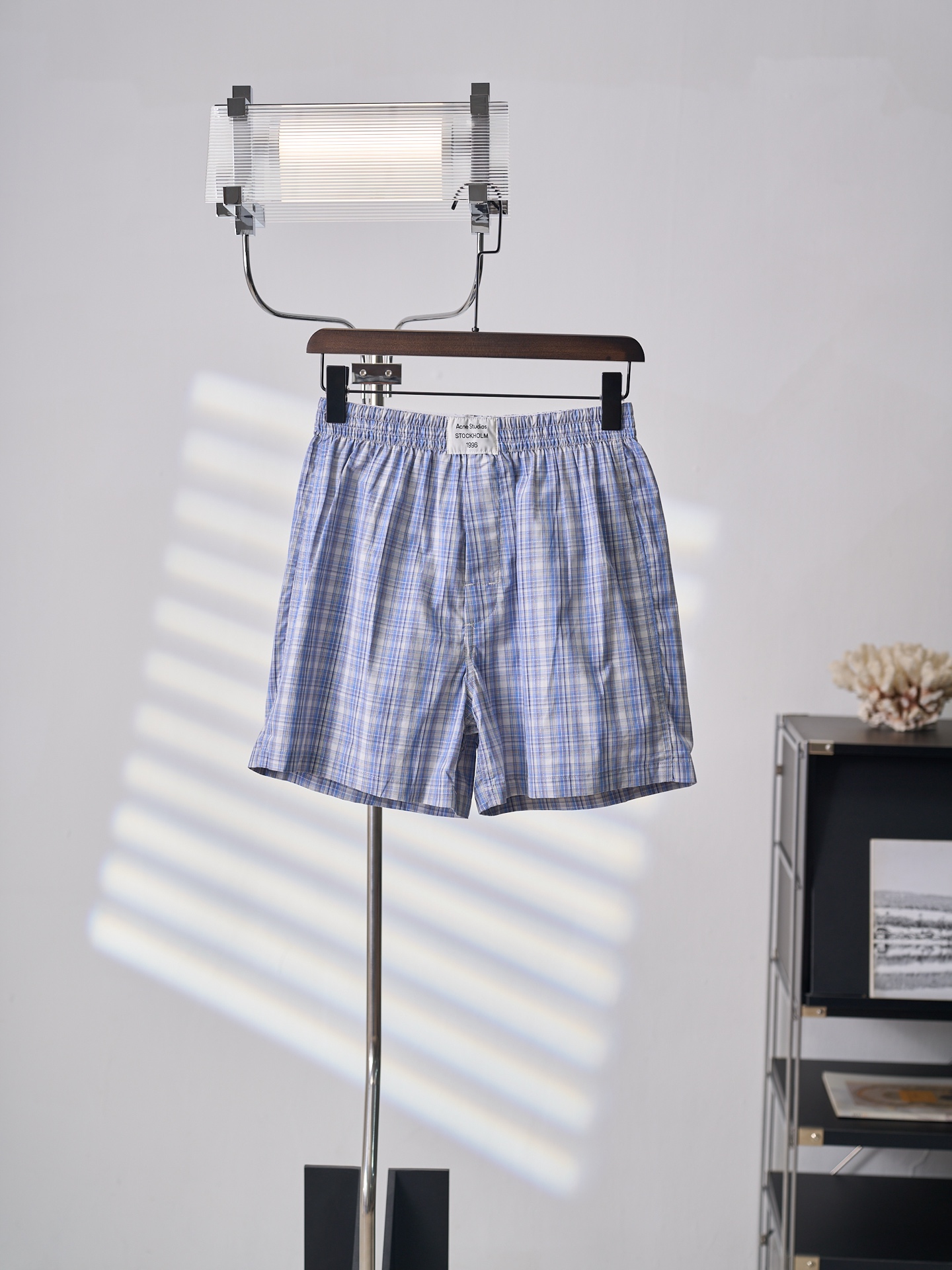NO:931753,[Physical auction] Acne Studios label plaid shorts [Ready stock] S M L  Infrared positioning cutting machine uses infrared emitters and infrared receivers to achieve precise positioning of materials. The accuracy can reach the micron level, thereby meeting the effect of high-precision cutting of plaid and strip alignment. The fabrics have been fermented and washed, with better hand feel and texture. It is not easy to deform, not easy to shrink, not easy to fade, and maintains long-term beauty and loose fit. Acne studios, dior, shorts,19860909【实物挂拍】Acne Studios 标签格纹短裤【现货】S M L XL 定制云逸轻府棉 轻盈透气 细腻亲肤 雾蓝白为底 细密格纹织就当季序章 微妙金属光泽流转其间 如北欧晨雾漫过棉间 清冽里藏着不张扬的雅致 腰间徽标标签印刻斯德哥尔摩初心 于松弛间尽显随性高级格调 红外线定位裁床 通过红外发射器和红外接收器来实现对材料的精准定位 精度可达到微米级别 从而满足格纹对条对位高精度裁剪的效果 面料都经过酵洗 手感质感更佳 不易变形 不易缩水 不易褪色 保持长久的美观,宽松版型,,acne studios,dior,shorts,,Men's clothing