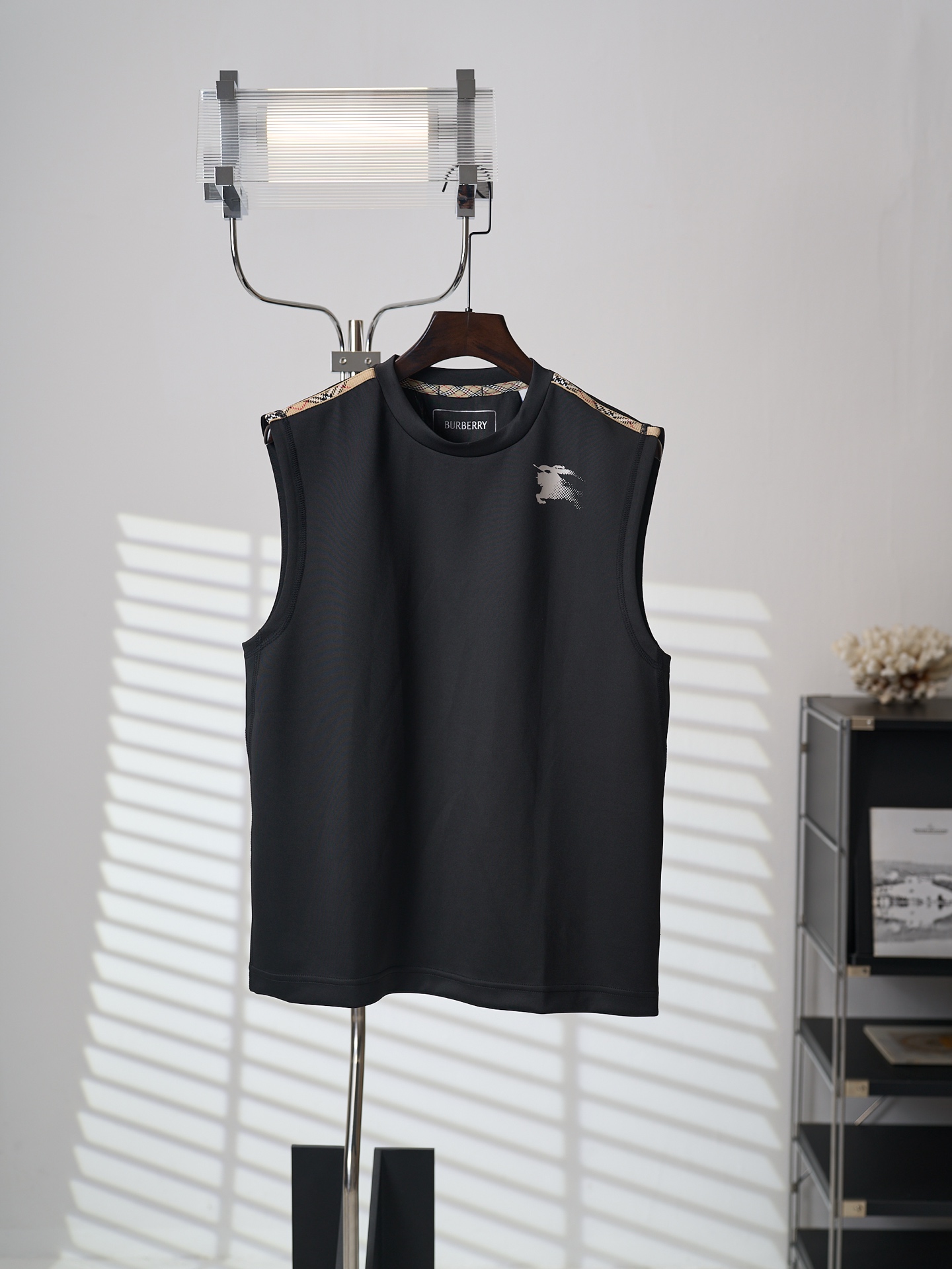 NO:931786,[Real auction] Burberry Gradient Equestrian Knight Logo Printed Plaid Web Vest [Ready Stock] S M L XL Customized Cloud Dual Tough Air Weft Spun Smooth and crisp, comfortable and breathable Matte black spreads a calm and noble charm Classic plaid border on the shoulders and neck hints at the brand's century-old heritage Contrasting color levels are elegant and self-sustaining Dual gradient Equestrian Knight logos on the front and back Hidden labels inside and outside the garment echo each other  There is a smart British charm in the flow of light and shadow. The neat sleeveless silhouette is suitable for multiple layering. The relaxed and low-key British elegance is displayed. It uses glue printing. The printing has been modified three times by the film screen. The glue liquid paint is used to print the pattern on the fabric. The fabric is baked to fix the printing pattern. The fabrics are fermented and have a better hand feel. Not easy to deform, not easy to shrink, not easy to fade. Maintain long-term beauty, loose fit,, burberry, burberry,19860909【实物挂拍】Burberry/巴宝莉 渐变马术骑士徽标印花格纹织带背心【现货】S M L XL 定制云境双韧空气纬纺 垂顺挺括 舒适透气 哑光玄黑铺展沉敛矜贵气韵 肩颈处经典格纹镶边暗叙品牌百年底蕴 撞色层次雅致自持 前后双置渐变马术骑士徽标 衣内暗标内外呼应 光影流转间藏蕴灵动英伦气韵 利落无袖廓形适配多元叠穿 松弛间尽显英伦低调奢雅风骨 采用胶浆印花 印花经过三次菲林网板修改 使用胶浆液体涂料在织物上打印图案 烘烤织物以固定印刷图案 面料都经过酵洗 手感质感更佳 不易变形 不易缩水 不易褪色 保持长久的美观,宽松版型,,burberry,burberry,,Men's clothing