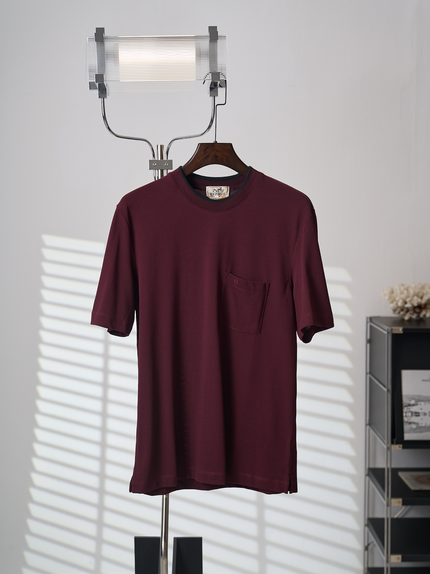 NO:931791,[Real auction] Hermes/Hermès Paris logo embroidered round neck short-sleeved T-shirt [Ready stock] S M L  Every stitch embodies the heritage of the family, embodying the elegance and elegance passed down from generation to generation. It adopts imported machine embroidery technology and uses advanced computer control systems and precision mechanical components to realize H letter embroidery operations with high precision. The lines are smooth and delicate. The fabrics have been fermented and washed for a better hand feel. Not easy to deform, not easy to shrink, not easy to fade. Maintain long-term beauty, loose fit, hermes, hermes, T-shirt, tees, t-shirt,19860909【实物挂拍】Hermes/爱马仕 Paris 标识刺绣圆领短袖T恤【现货】S M L XL 定制爵匠双缕珠润棉 柔润垂坠 舒适亲肤 深醇勃艮第酒红凝敛温润矜贵气韵 领缘经典马鞍针法勾勒撞色细边 明暗层次暗藏考究匠艺 胸袋暗绣精巧H刺绣 敛藏锋芒不事喧扰 分毫针脚皆凝萃世家底蕴 尽数沉淀传世绅雅风骨 采用进口机刺绣工艺 使用先进的计算机控制系统和精密的机械部件 实现H字母刺绣作业 精度高 线条流畅而细腻 面料都经过酵洗 手感质感更佳 不易变形 不易缩水 不易褪色 保持长久的美观,宽松版型,,hermes,hermes,T-shirt,tees，t-shirt,,Men's clothing