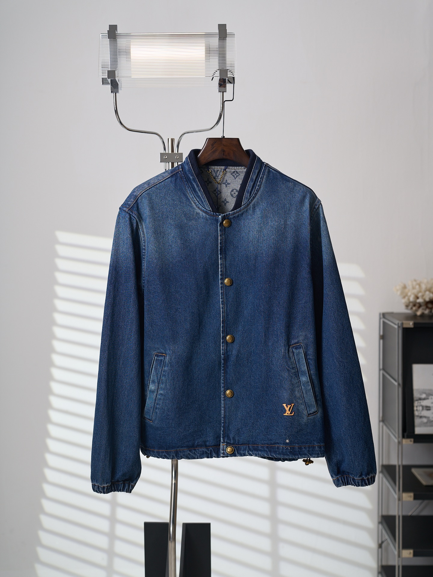 NO:931817,[Real auction] LV/Louis Vuitton baseball ribbed collar letter leather label denim jacket [Ready stock] 46 48 50 52,,louis vuitton,louis vuitton,jackets & coats,19860909【实物挂拍】LV/路易威登 棒球罗纹领字母皮标牛仔外套【现货】46 48 50 52,,louis vuitton,louis vuitton,jackets & coats,,Men's clothing